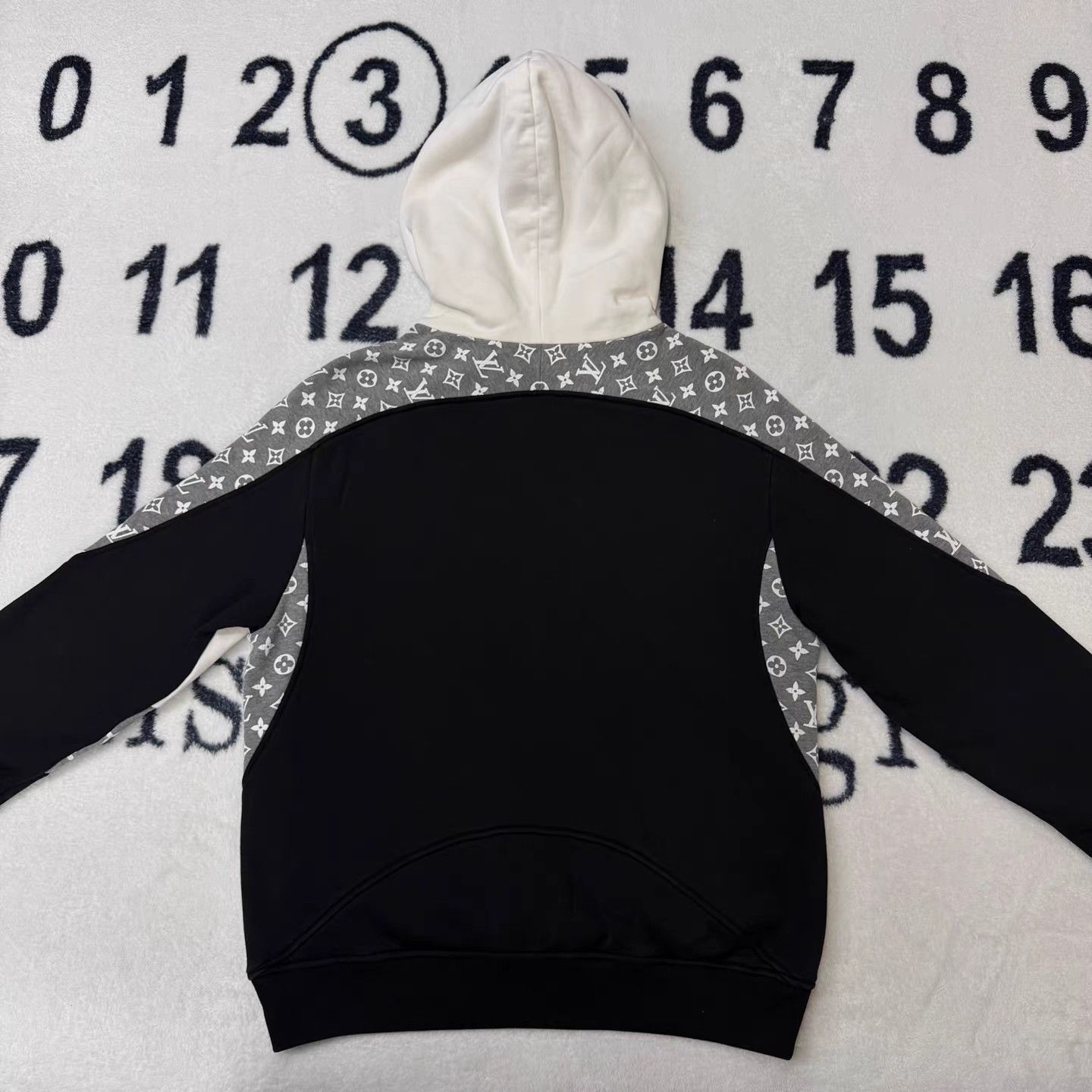 Louis Vuitton LV Monogram Gradient Circle Hoodie K15 Size US S / EU 44-46 / 1 - 3 Thumbnail