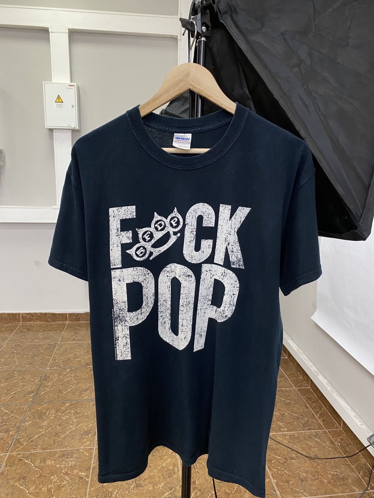 Gildan 💀 Vintage Y2K Five Finger Death Punch 5FDP Fuck POP T-Shirt Size US L / EU 52-54 / 3 - 1 Thumbnail