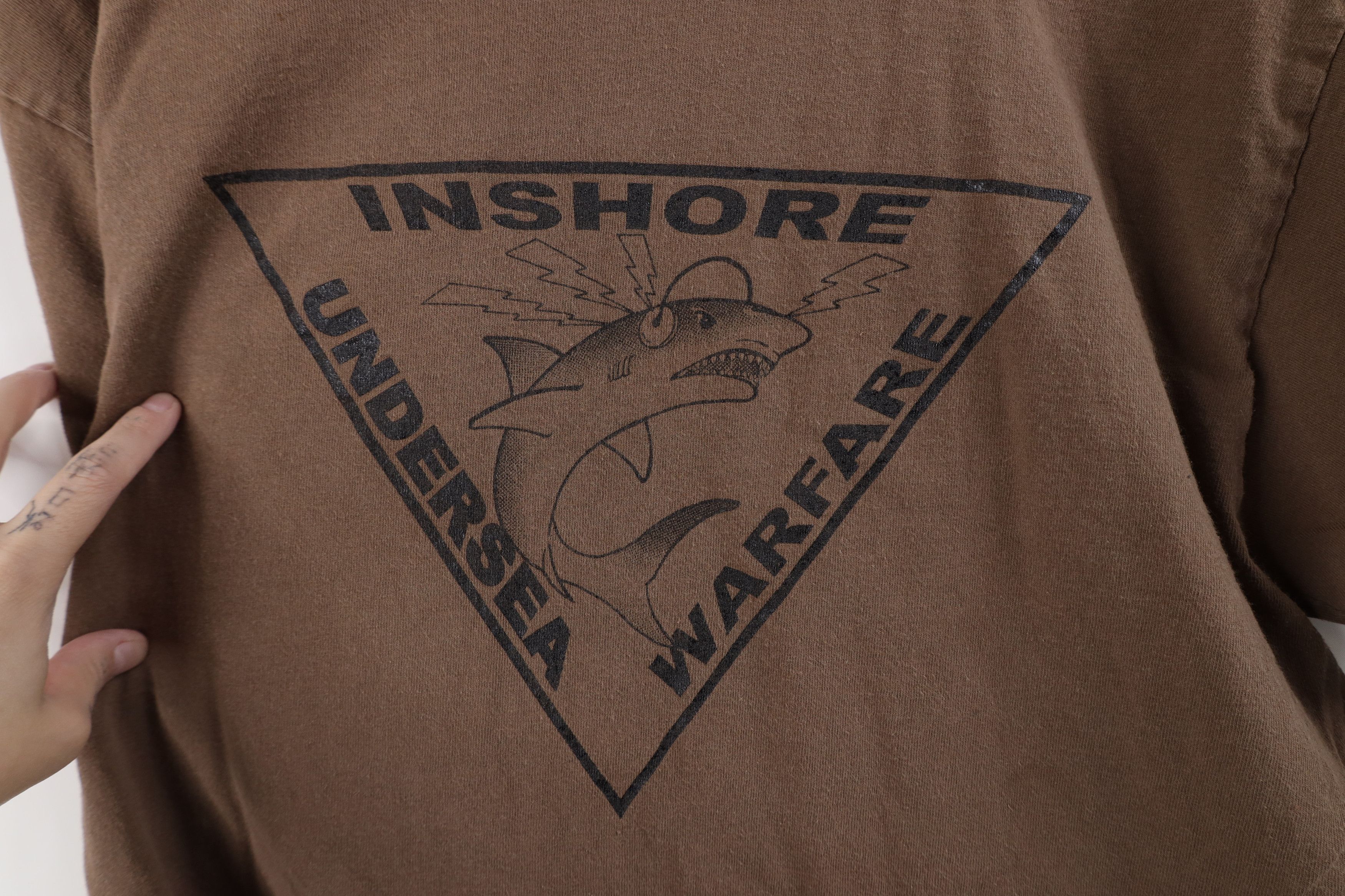 Vintage Vintage 90s Undersea Warfare Shark US Navy Military T-Shirt Size US L / EU 52-54 / 3 - 13 Thumbnail