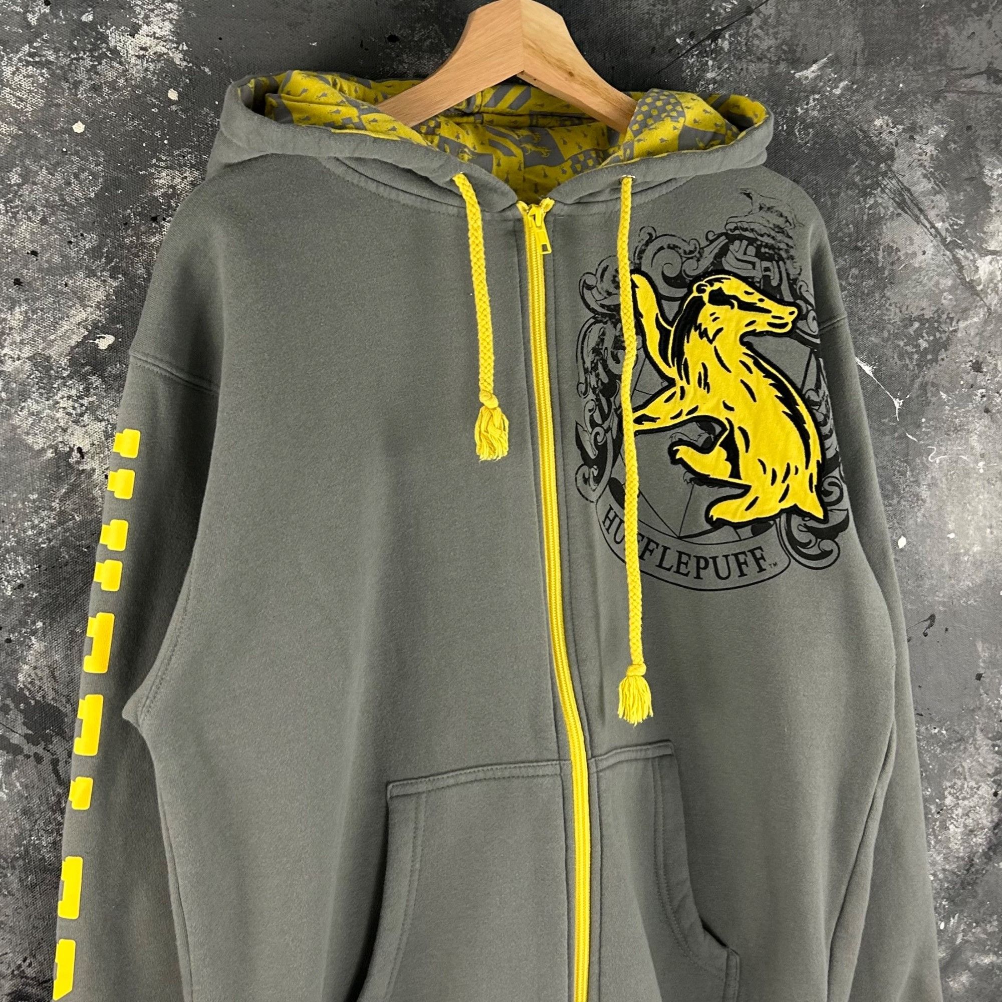 Universal Studios Harry Potter Hufflepuff Gray hoodie Size US M / EU 48-50 / 2 - 2 Thumbnail