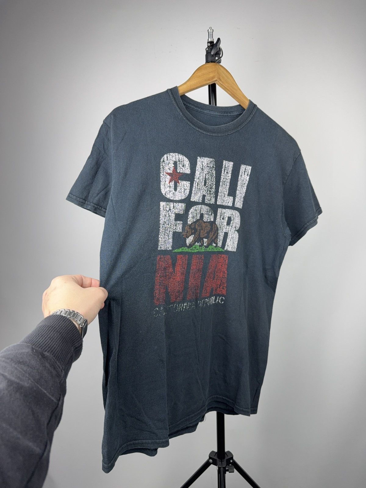 Vintage 00s Cali For Nia California Bear Distressed Graphic T-Shirt Size US M / EU 48-50 / 2 - 2 Thumbnail