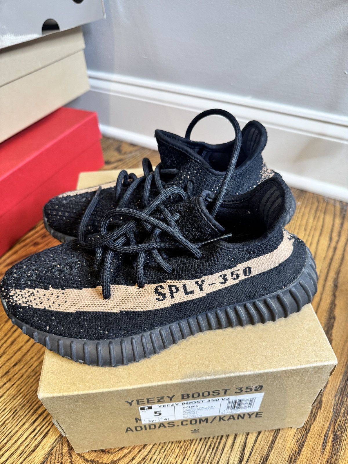 Adidas Yeezy Boost 350 V2 Black/Copper Size US 5 / IT 35 - 1 Thumbnail