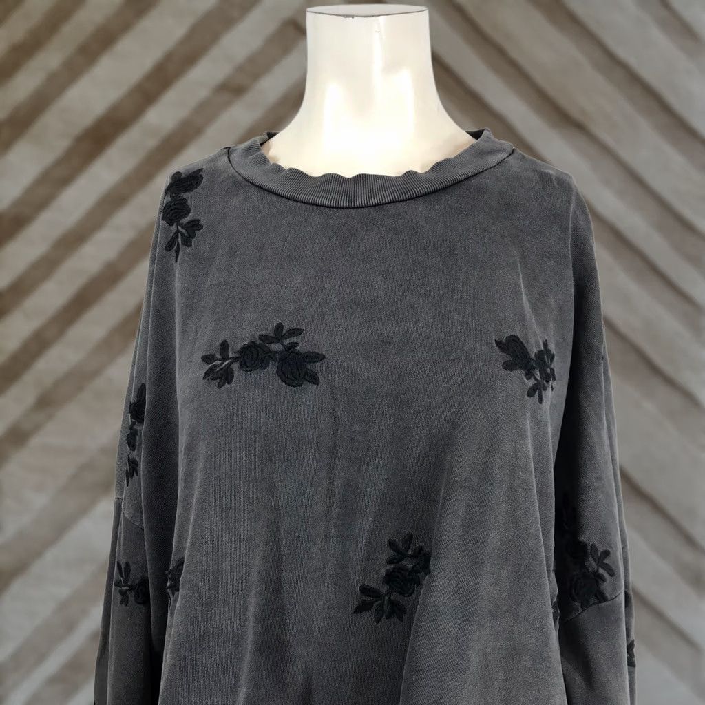 Torrid Torrid Cropped Embroidered Sweatshirt Faded Black 100% Cotton Crew Neck Long Sleeve Plus 3X Relaxed Oversized Size XXL / US 16-18 / IT 52-54 - 1 Thumbnail