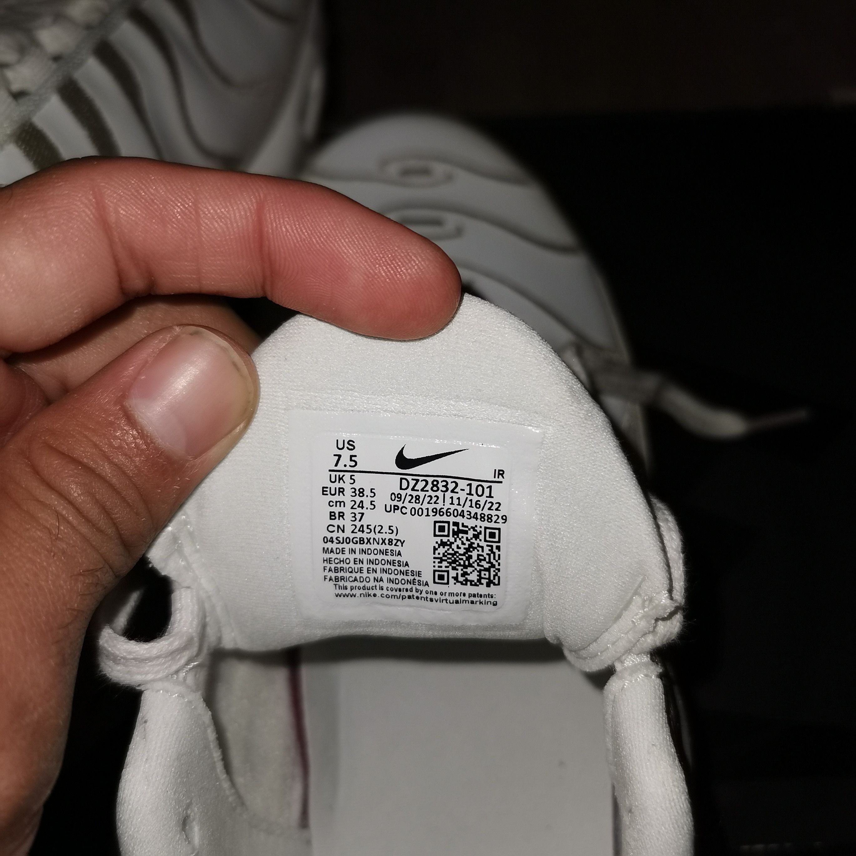 Nike W nike tn AIR MAX PLUS PRM, SUMMIT WHITE /PALE VANILLA Size US 7.5 / IT 37.5 - 19 Thumbnail