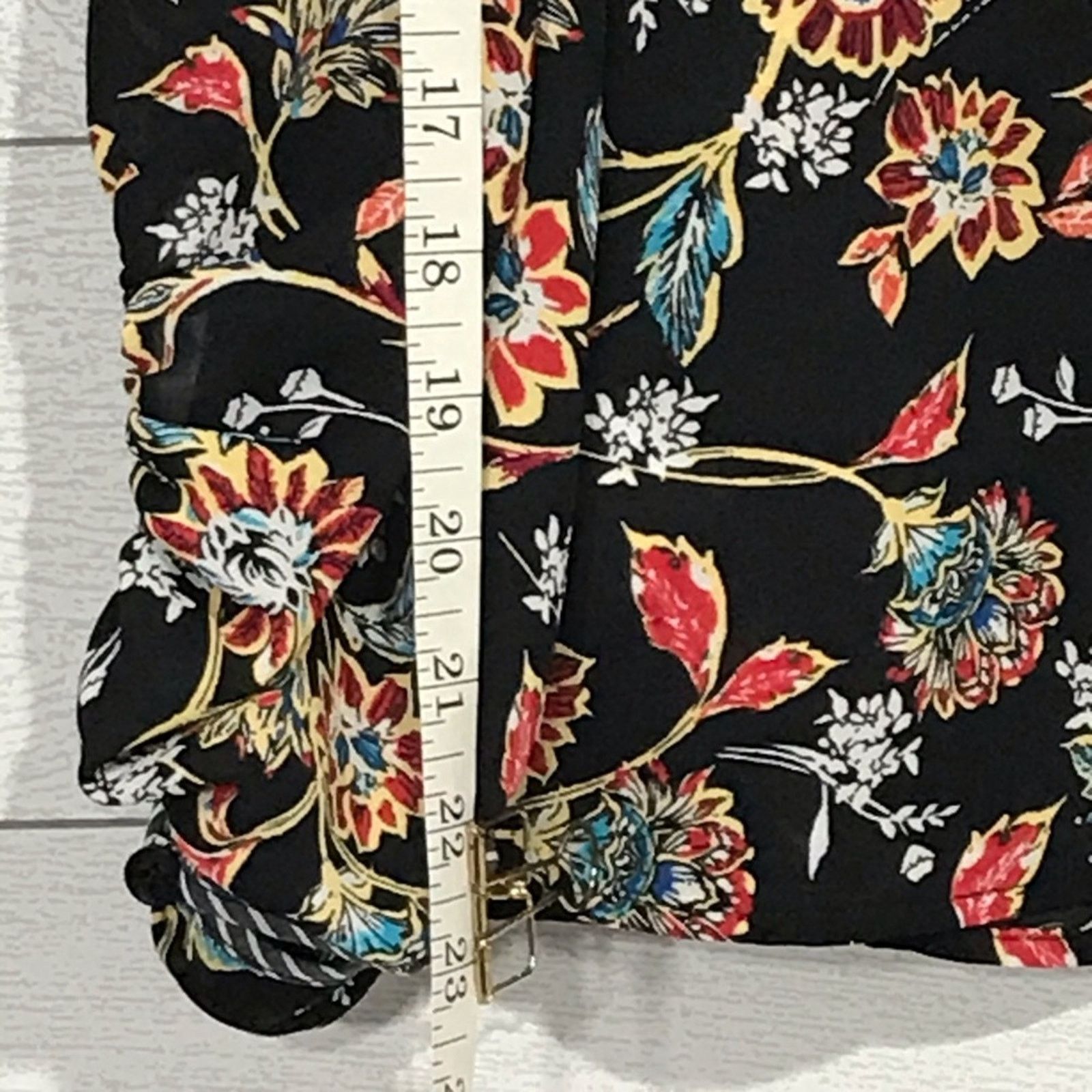 Laundry by Shelli Segal Laundry Shelli Segal Black Floral Wrap Top S NWT Size S / US 4 / IT 40 - 8 Thumbnail