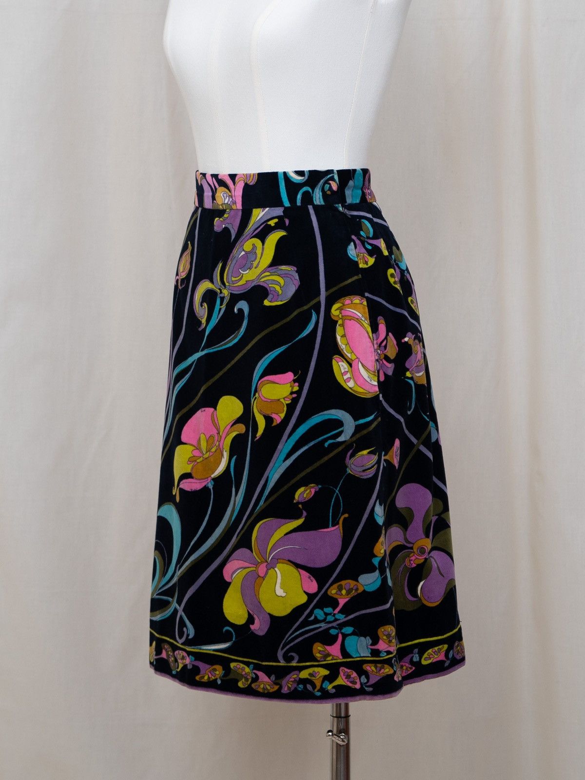 Emilio Pucci Emilio Pucci | 1960s Velvet Floral Skirt Size 27" / US 4 / IT 40 - 3 Thumbnail