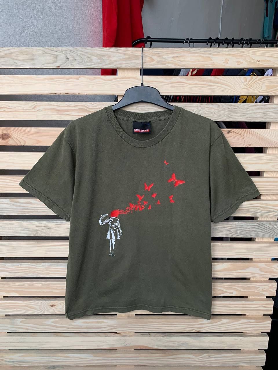 Vintage Vintage Unfledged Banksy Butterfly graphic Tee Shirt Size US S / EU 44-46 / 1 - 1 Thumbnail