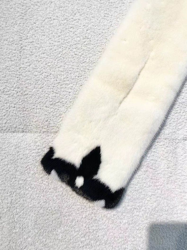 Louis Vuitton Louis Vuitton Black and white mink print scarf Size ONE SIZE - 4 Thumbnail