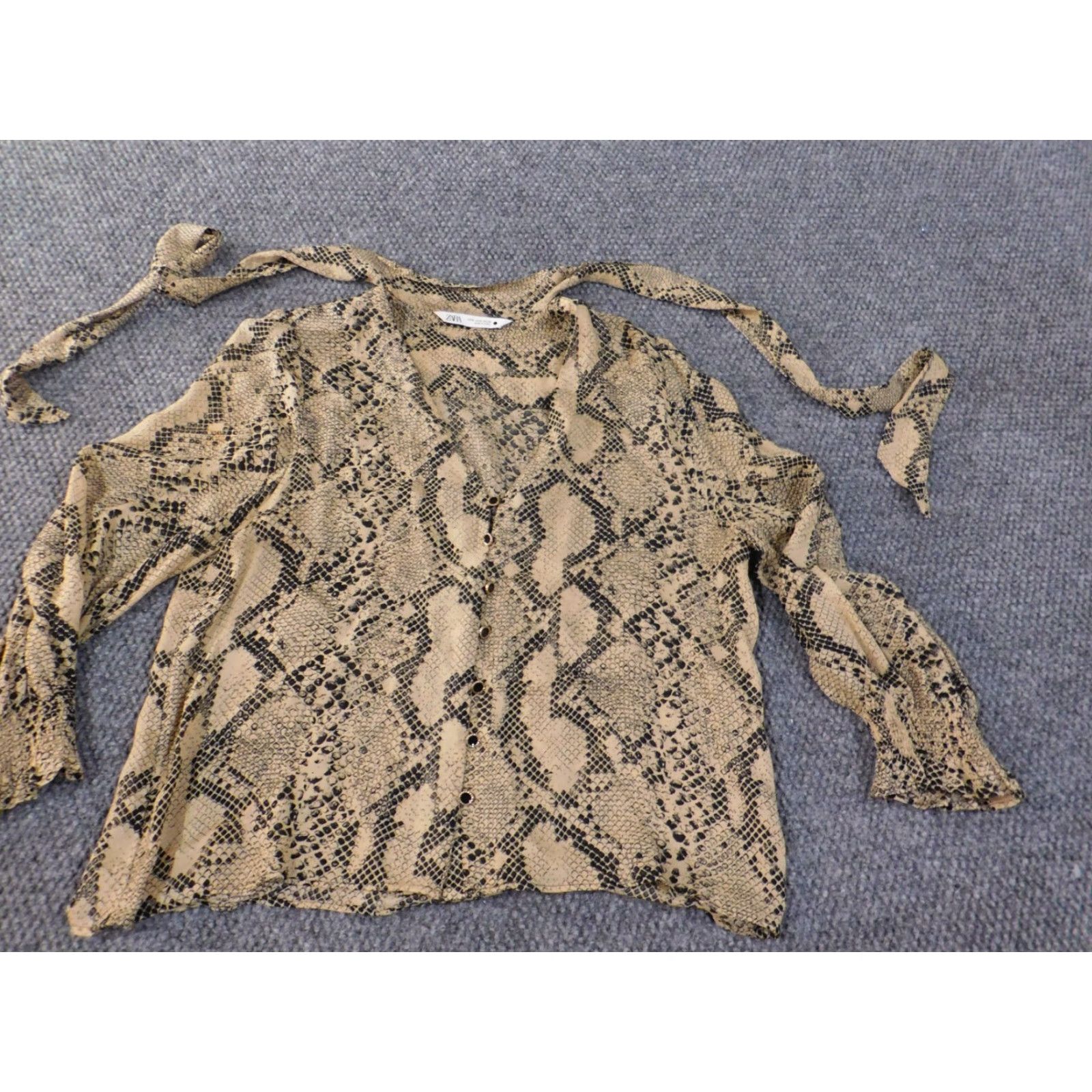 Zara Zara Womens Button-Up Top M Beige Animal Print V-Neck Long Sleeve Regular Knit Cotton Polyester Modern Basic Womens Size M / US 6-8 / IT 42-44 - 3 Thumbnail