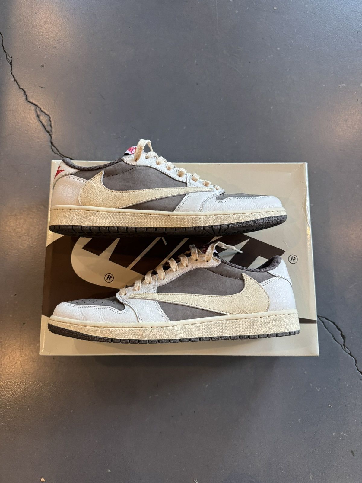 Nike Travis Scott Air Jordan 1 Low Reverse Mocha size 13 Size US 13 / EU 46 - 1 Thumbnail