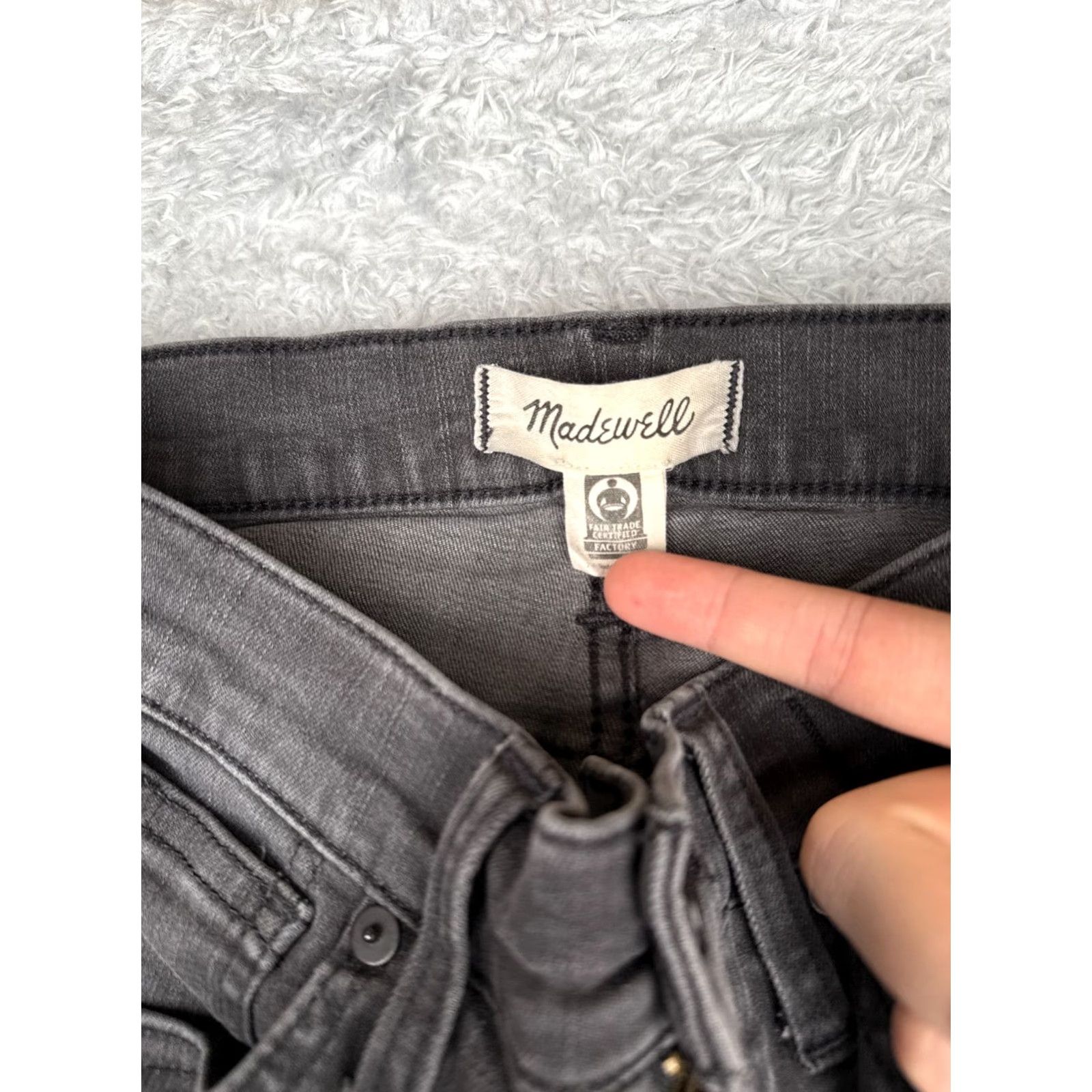 Madewell Madewell Jeans Women 25 Black Mid Rise Stovepipe Cotton Blend Stretch 25x26 Denim Regular 5-Pocket Distressed Logo 90s Retro Designer Mens Women Girls Size 42" / US 20 - 6 Thumbnail