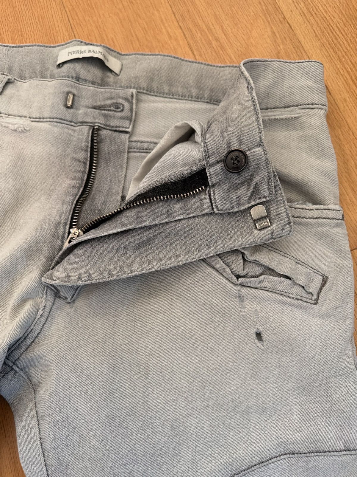 Pierre Balmain Pierre Balmain Light Grey Thrashed Biker Moto Skinny Denim. Size US 33 - 7 Thumbnail