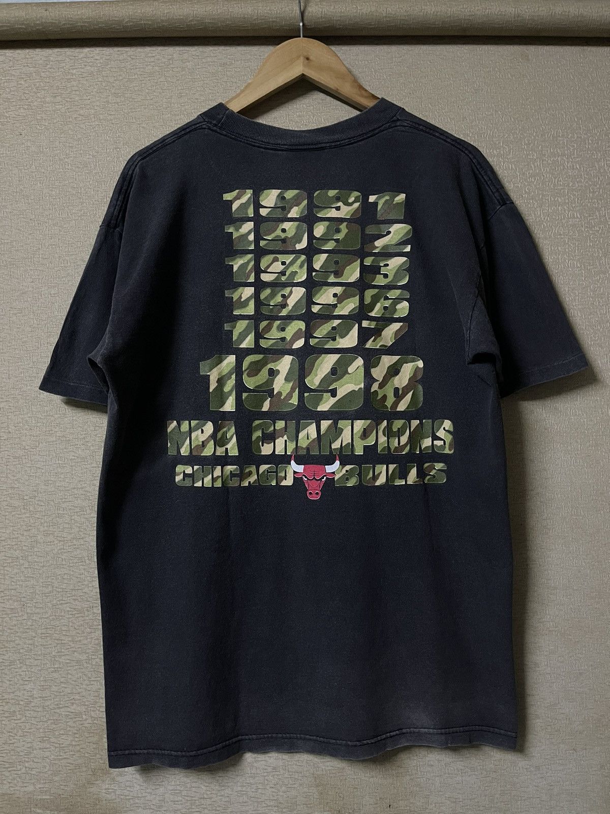 Vintage Vintage 1998 NBA Champs Chicago Bull Camouflage Tshirt Size US L / EU 52-54 / 3 - 12 Thumbnail