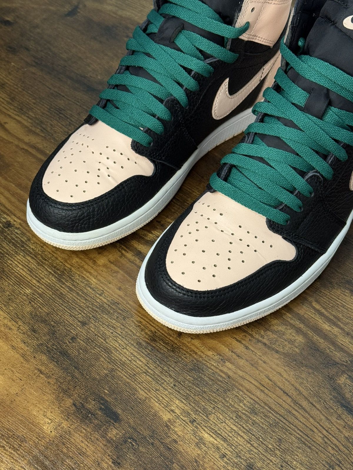 Jordan Brand × Nike Nike Air Jordan 1 Retro High Black Crimson Tint size 9.5 Size US 9.5 / EU 42-43 - 3 Thumbnail