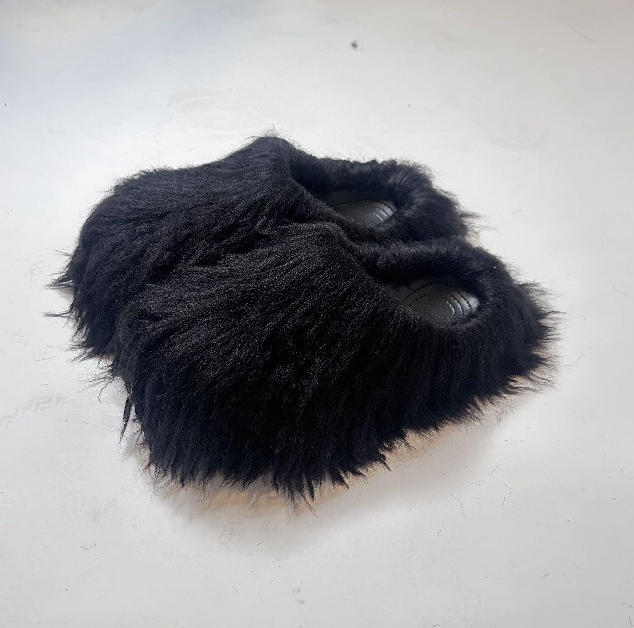 MATELASSÉ SLIDES IN BLACK CALFSKIN main image 0