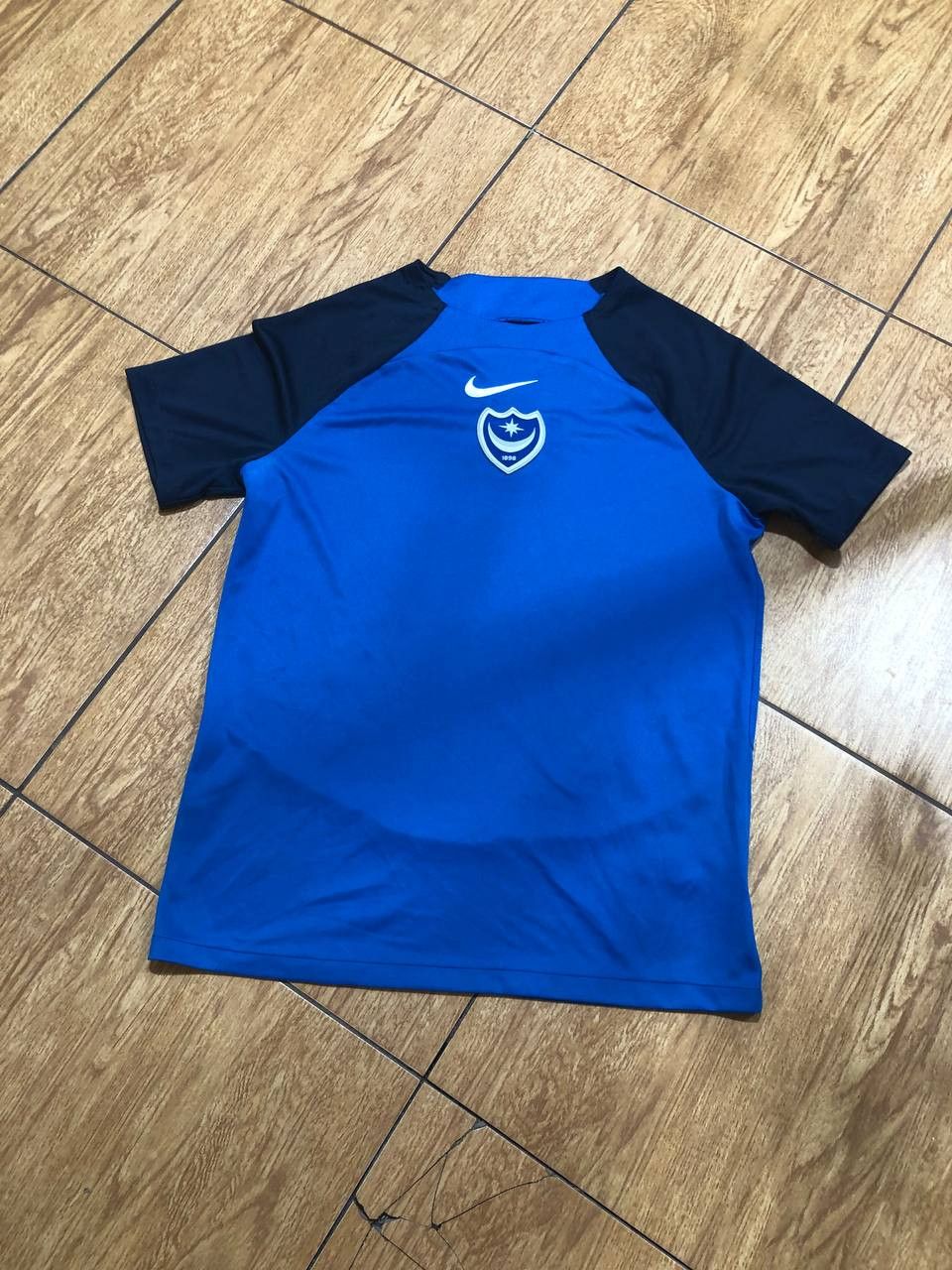 Nike Mens Vintage Nike T Shirt big logo y2k streetweartee Size US L / EU 52-54 / 3 - 10 Thumbnail