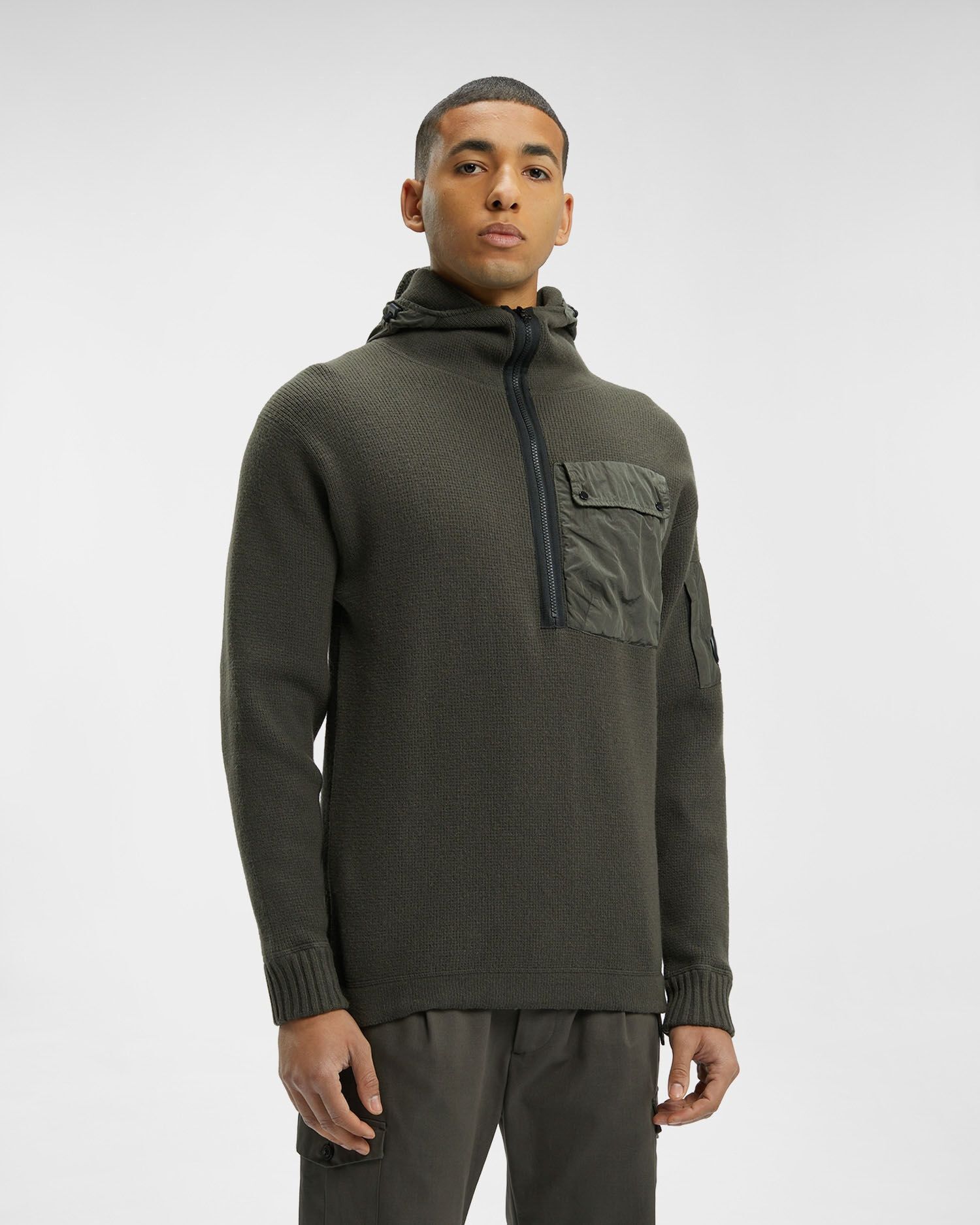 C.P. Company o1y1224 Hooded Sweater in Military Green Size US M / EU 48-50 / 2 - 4 Thumbnail