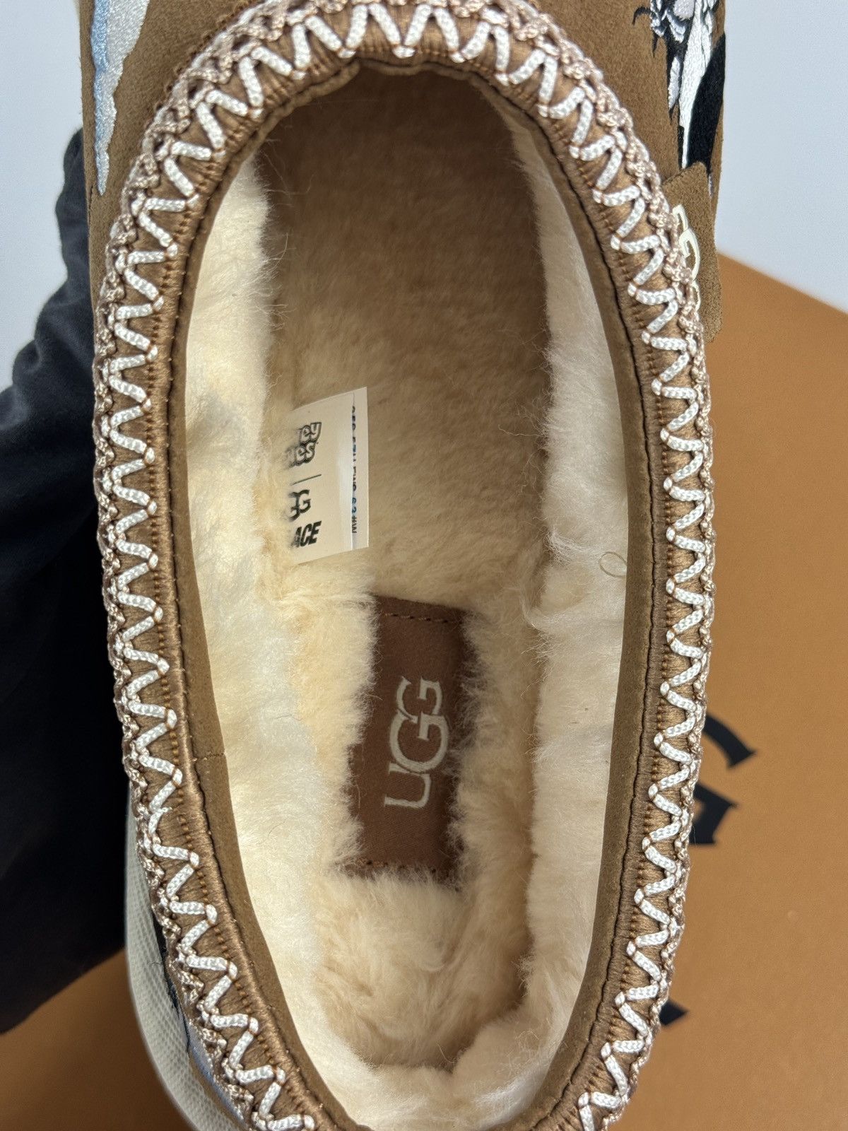 Palace × Ugg LOONEY TUNES UGGS Size US 10 / EU 43 - 7 Thumbnail