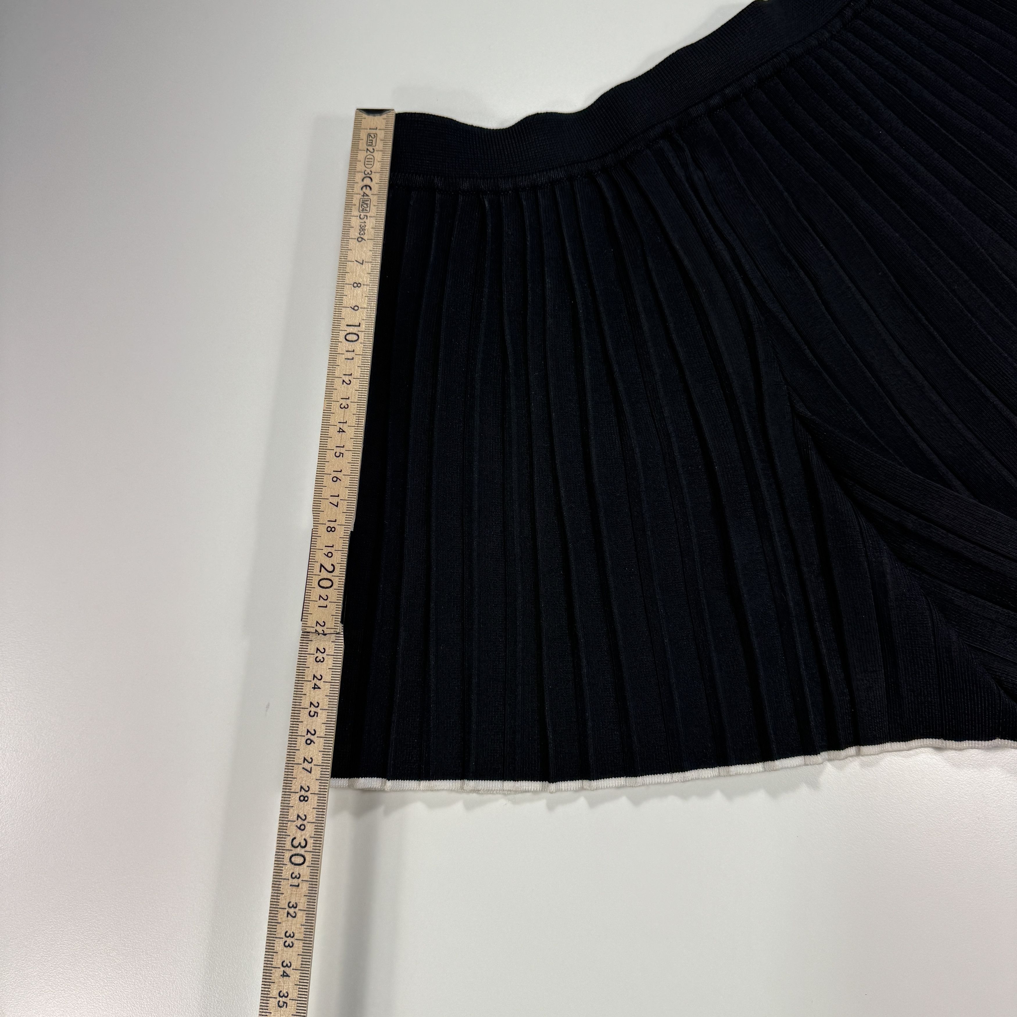 Jacquemus Jacquemus The Pleated Knit Shorts Size 34" / US 12 / IT 48 - 6 Thumbnail
