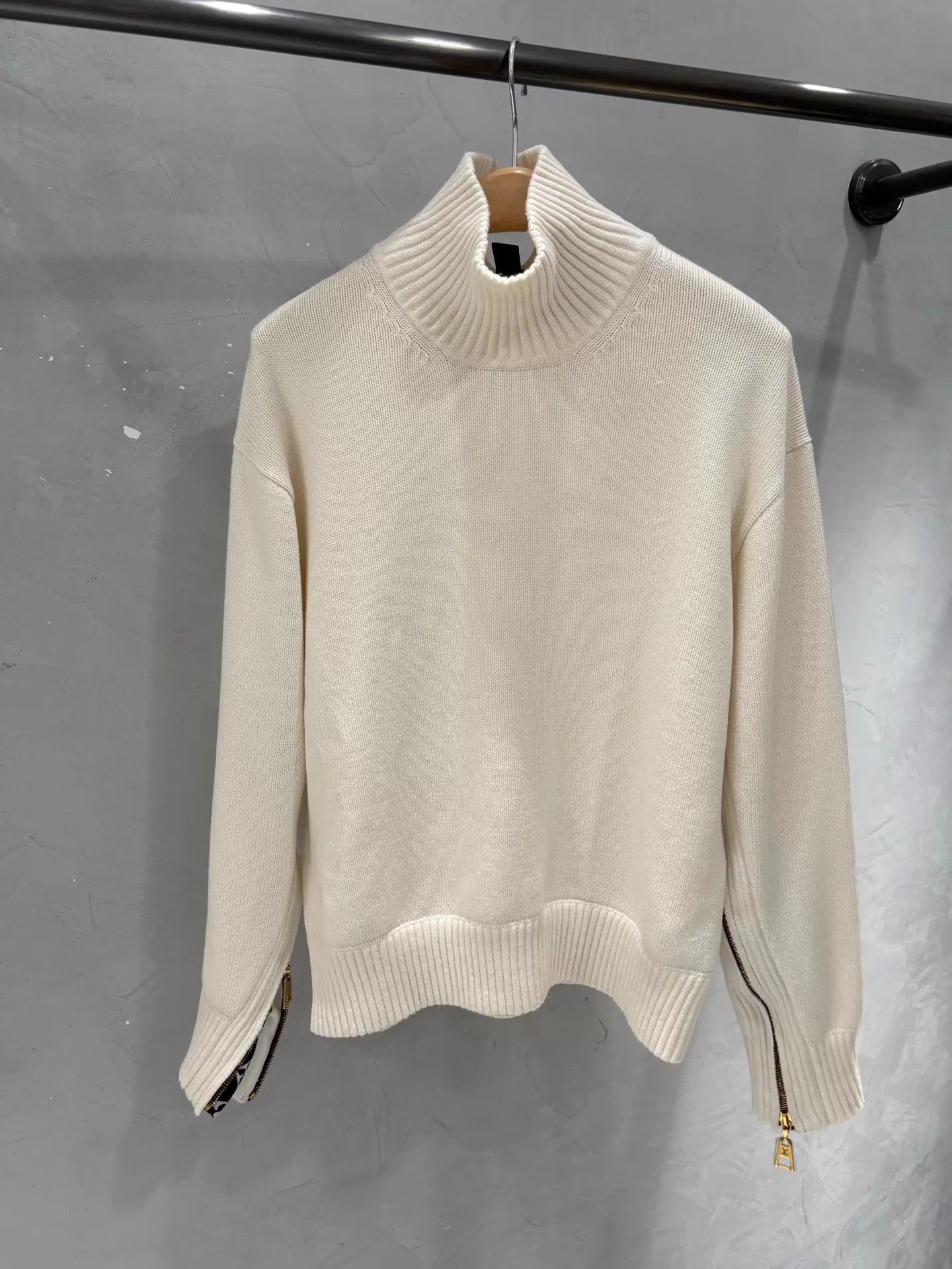 Louis Vuitton LV cream knit sweater with logo cuffs deadstock XXS Size XXS / US 00 / IT 34 - 1 Thumbnail