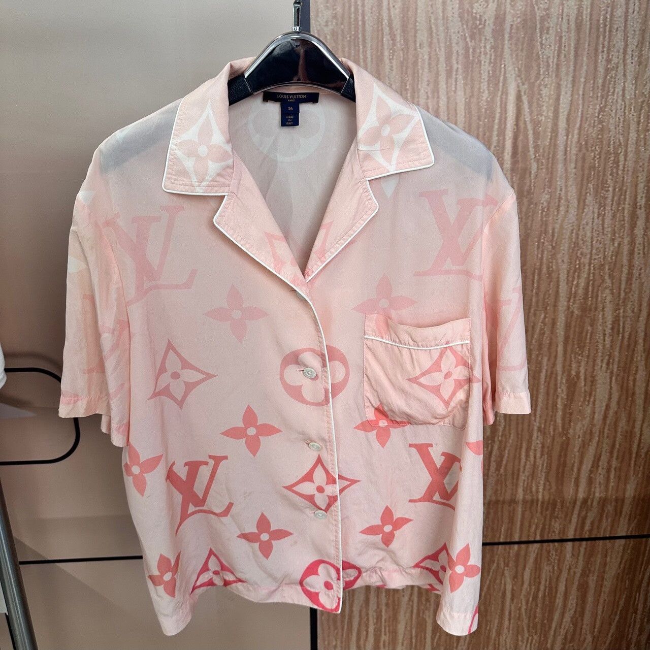 Louis Vuitton Louis Vuitton Silk Button Up L Women Size L / US 10 / IT 46 - 1 Thumbnail