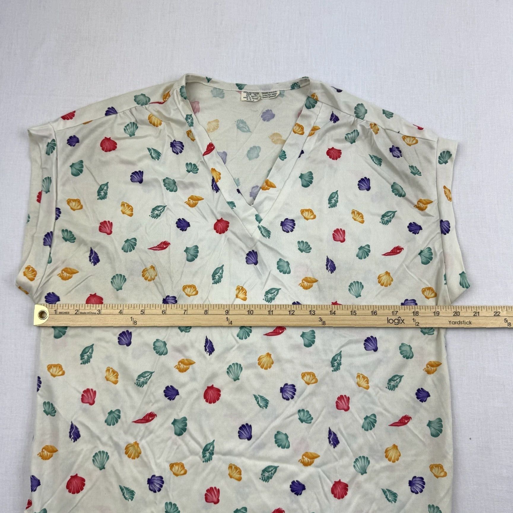 Vintage VINTAGE Blouse Womens 16 Tan Sea Shells V Neck Sleeveless 70s Hippie 70s Ivory Polyester N/A Size XXL / US 16-18 / IT 52-54 - 7 Thumbnail