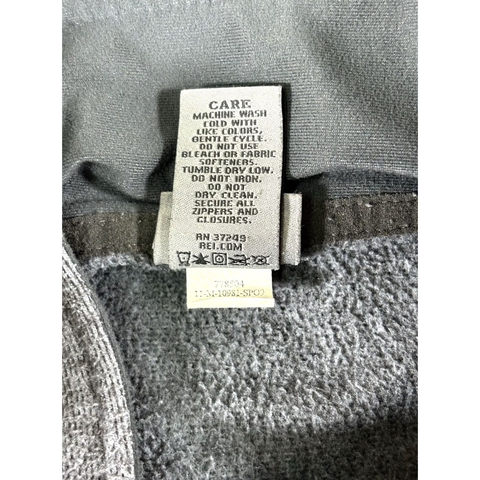 Vintage REI Full Zip Fleece Jacket Dark Gray Outdoor Hiking Inner Pockets Men’s XL Size Gray Zip Jacket Fleece Outdoor Mens XL Size US XL / EU 56 / 4 - 4 Thumbnail
