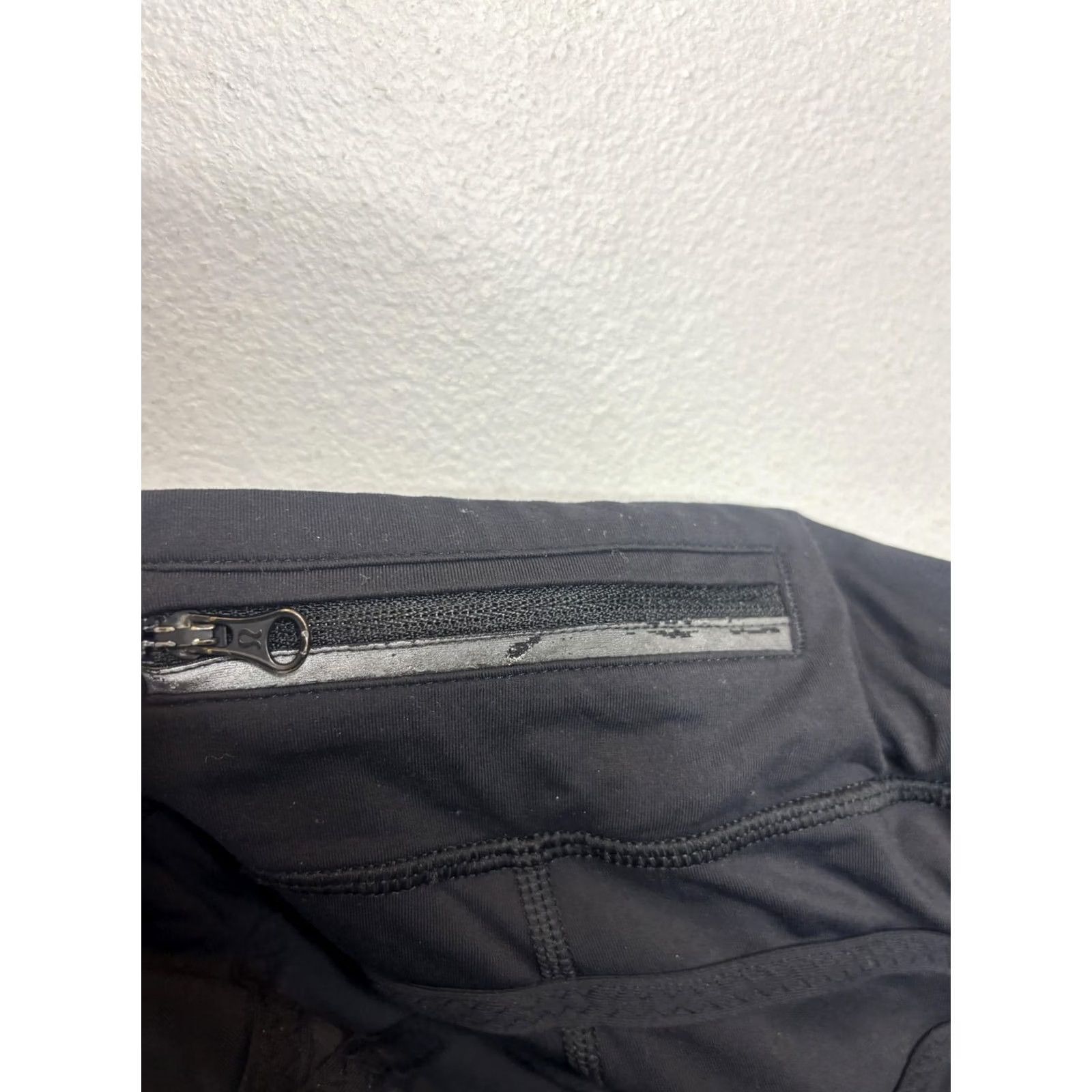 Lululemon Lululemon Womens 8 Black Crop Capri Leggings Running Athletic Pants Ruched Size 30" / US 8 / IT 44 - 6 Thumbnail