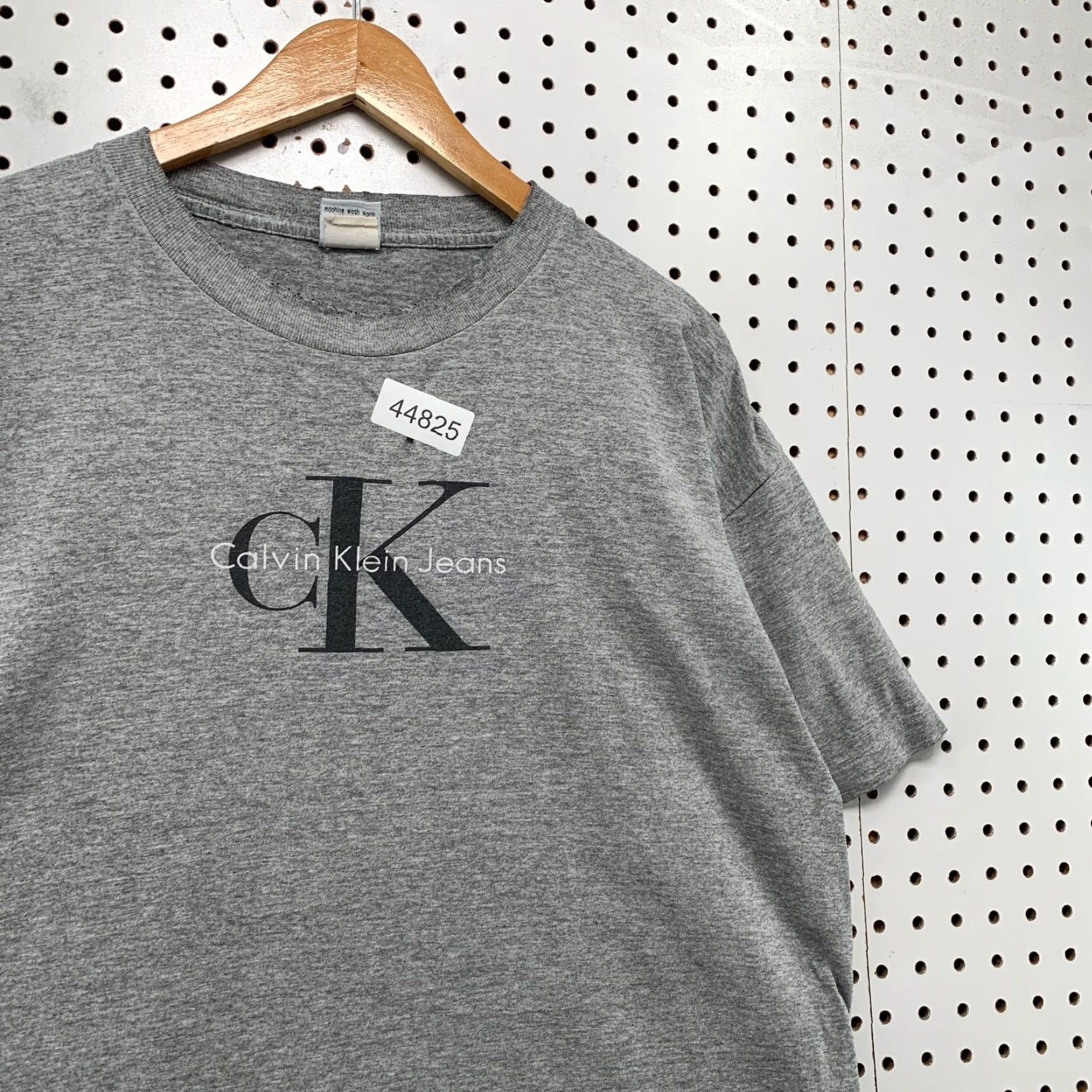 Calvin Klein VINTAGE Calvin Klein Shirt Mens L Gray 90s Distressed Single Stitch USA Logo Cotton T-Shirt Short Sleeve Crew Neck Adult Mens Size US L / EU 52-54 / 3 - 3 Thumbnail