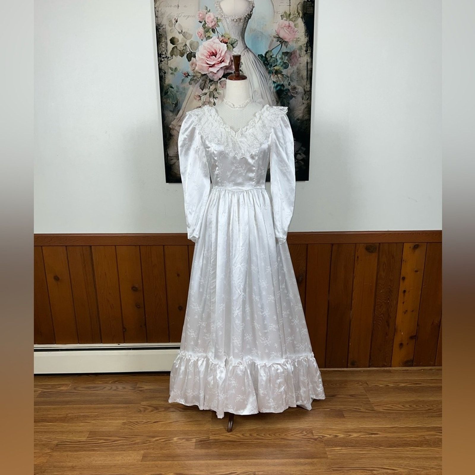 Vintage Pretty Vintage 1970s White Embossed Satin Wedding Gown! Size M / US 6-8 / IT 42-44 - 2 Thumbnail