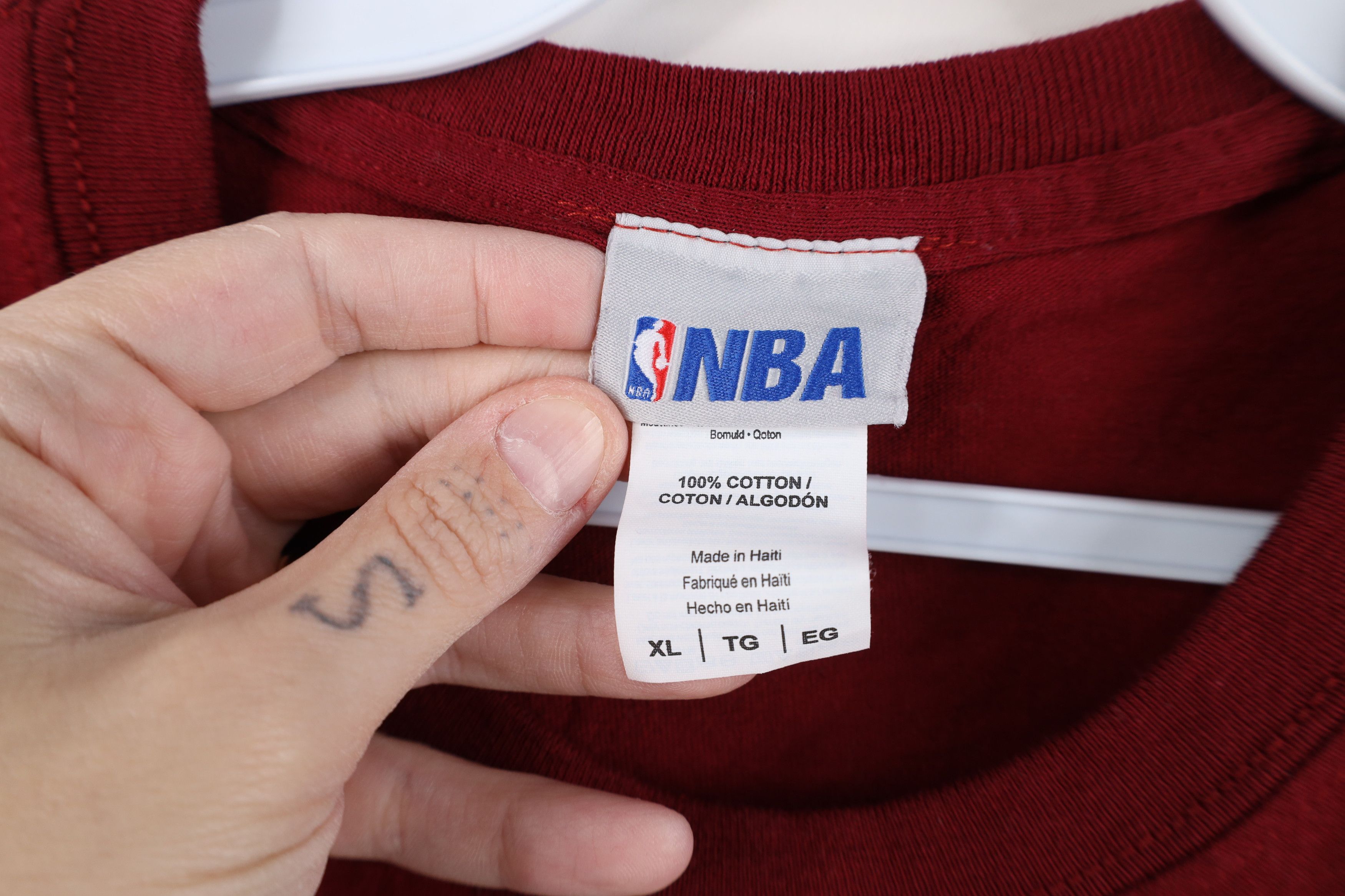 Vintage Vintage Y2K Cleveland Cavaliers Basketball T-Shirt Red Size US XL / EU 56 / 4 - 12 Thumbnail