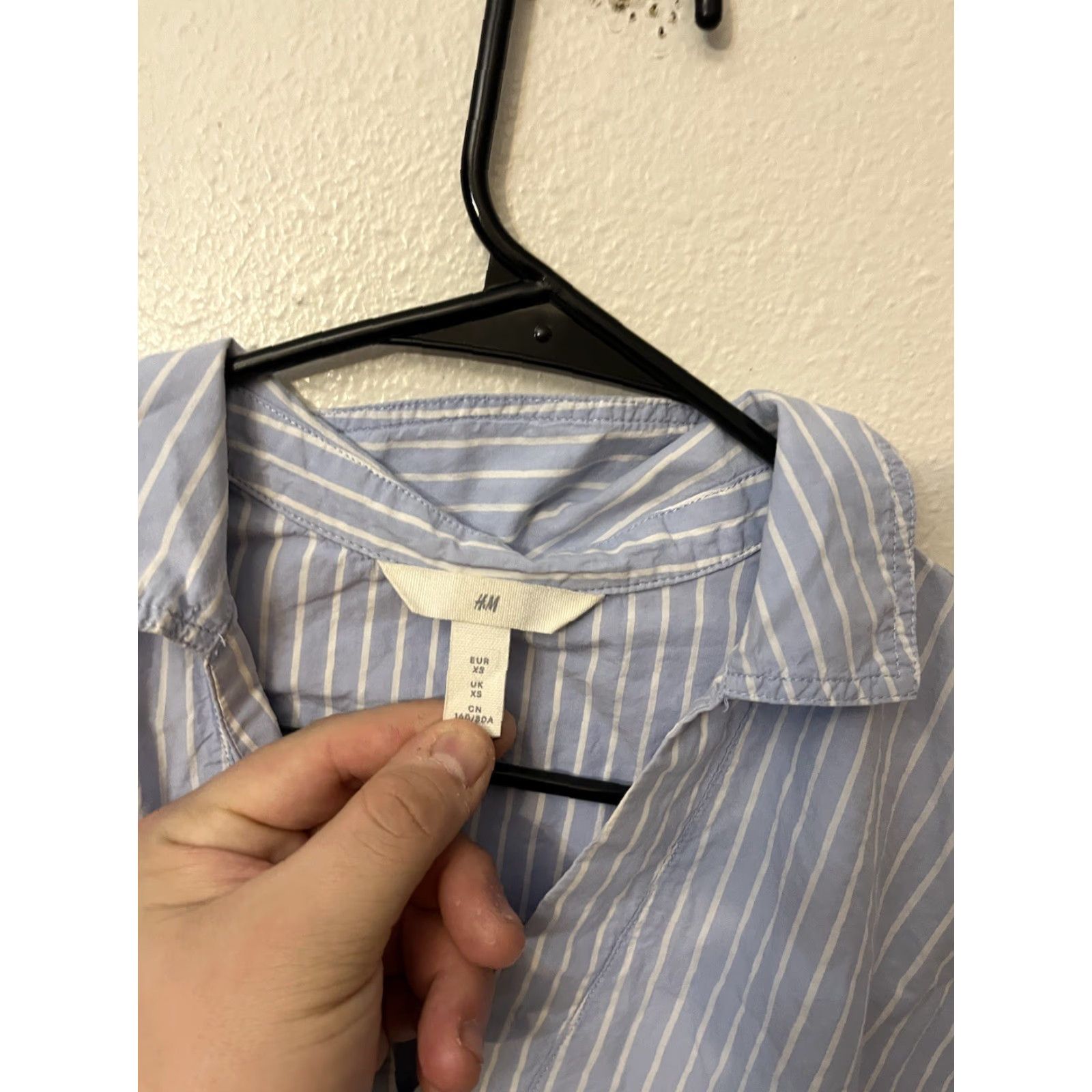 Vintage VINTAGE Divided by H M Women Top XS Blue Striped 100% Cotton Long Sleeve Collared Shirt Size XS / US 0-2 / IT 36-38 - 2 Thumbnail