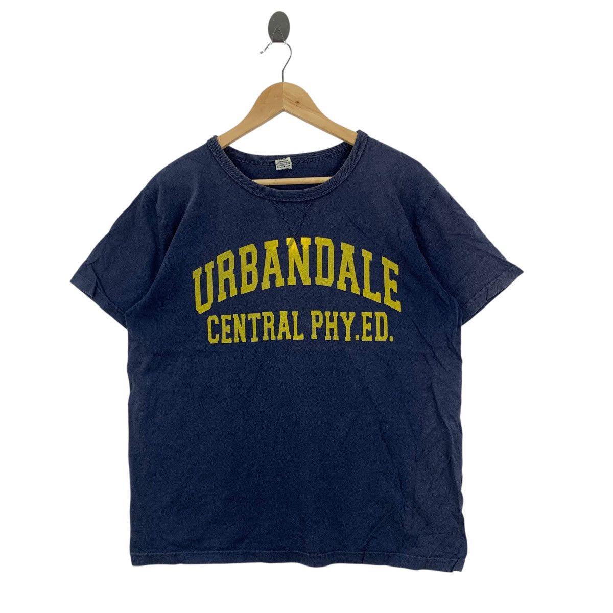Vintage Vintage URBANDALE Central Phy Ed Memorabilia Tshirt Size US L / EU 52-54 / 3 - 1 Thumbnail