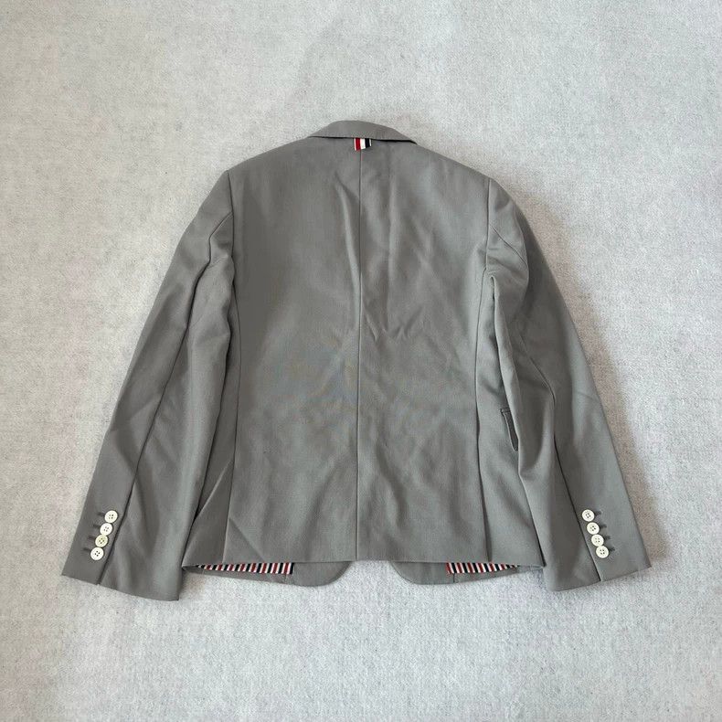 Thom Browne Thom BrowneA gray suit with stripes inside 2503-Nextarrow Size 40R - 3 Thumbnail