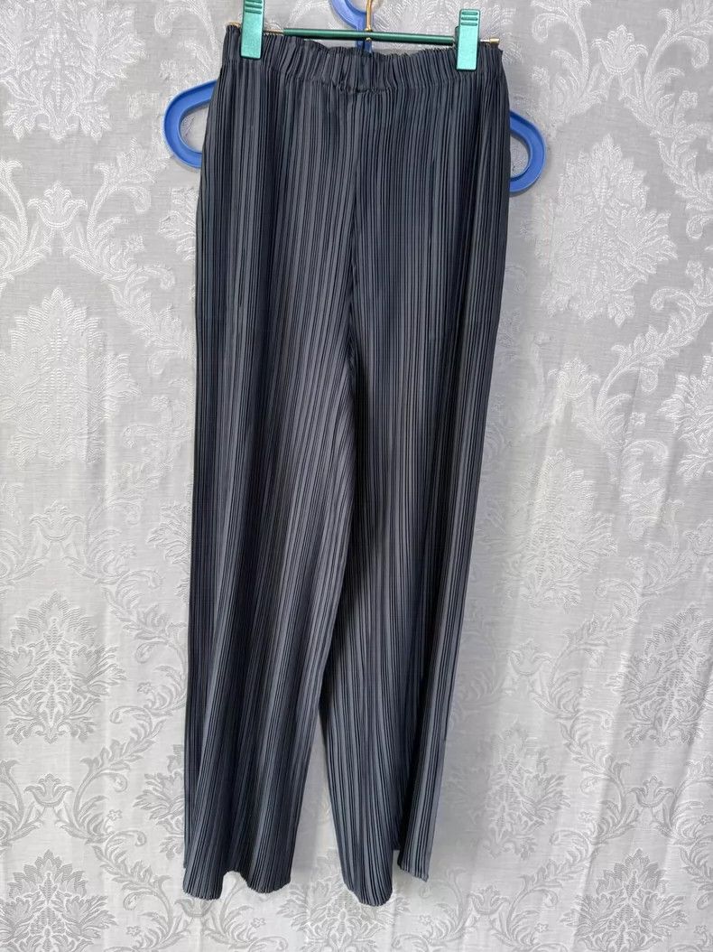 Issey Miyake Issey Miyake size:2 Black pleated trousers Size 31" - 2 Thumbnail