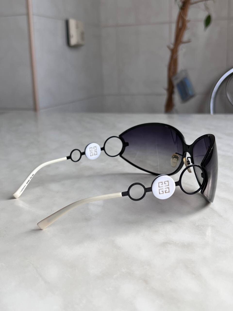 Givenchy Vintage Givenchy Sunglasses Futuristic Form SGV220 MASK 00s Size ONE SIZE - 4 Thumbnail