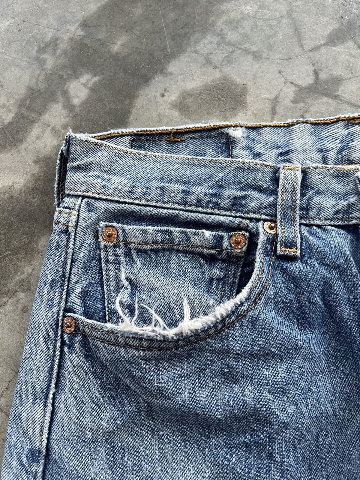 Levi's Vintage Levis 501 distressed faded blue button fly 553 Size US 30 / EU 46 - 8 Thumbnail