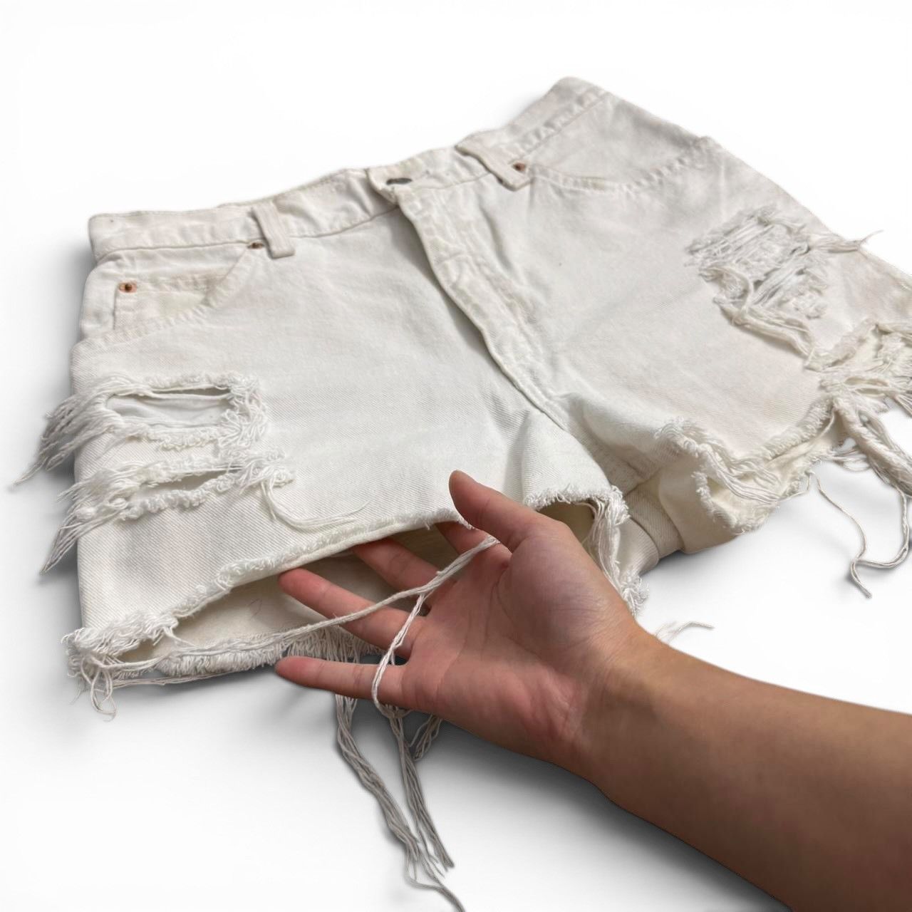 Levi's Vintage Clothing Vintage Levi 950 Distressed White Denim Shorts Size 28" / US 6 / IT 42 - 3 Thumbnail