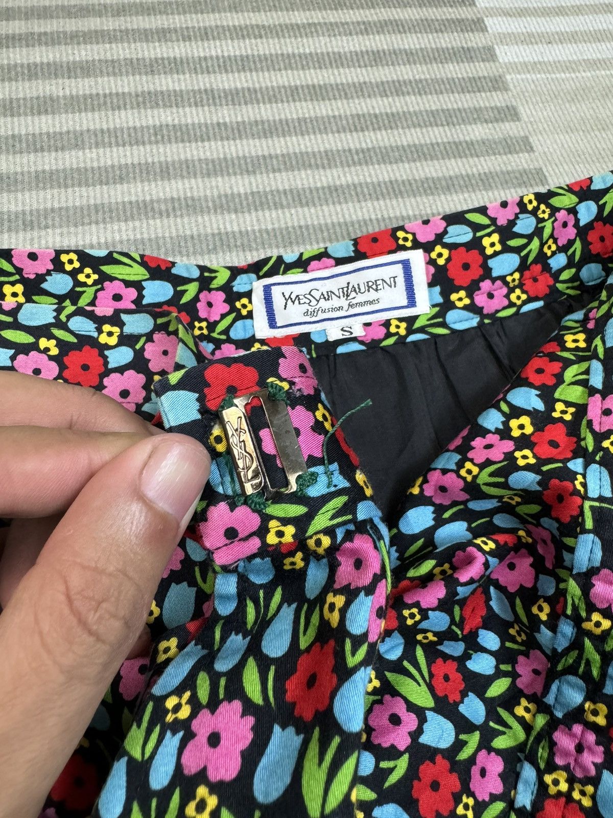 Yves Saint Laurent YvesSaintLaurent Skirt Flora Vibrant Floral Pattern Size 24" / US 00 / IT 34 - 6 Thumbnail
