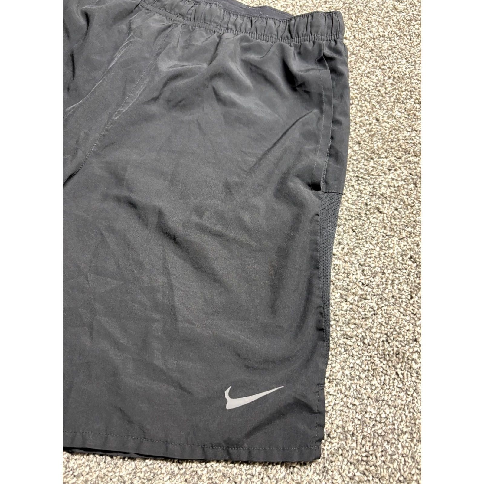 Nike Nike Shorts Mens M Black Challenger Running DV9365 Size US 31 - 6 Thumbnail