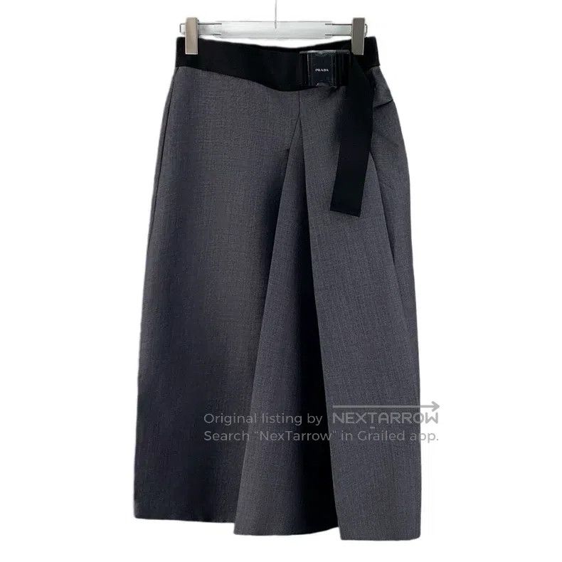 Prada Prada Dark gray horsehair buckle pleated skirt Size 26" / US 2 / IT 38 - 1 Thumbnail