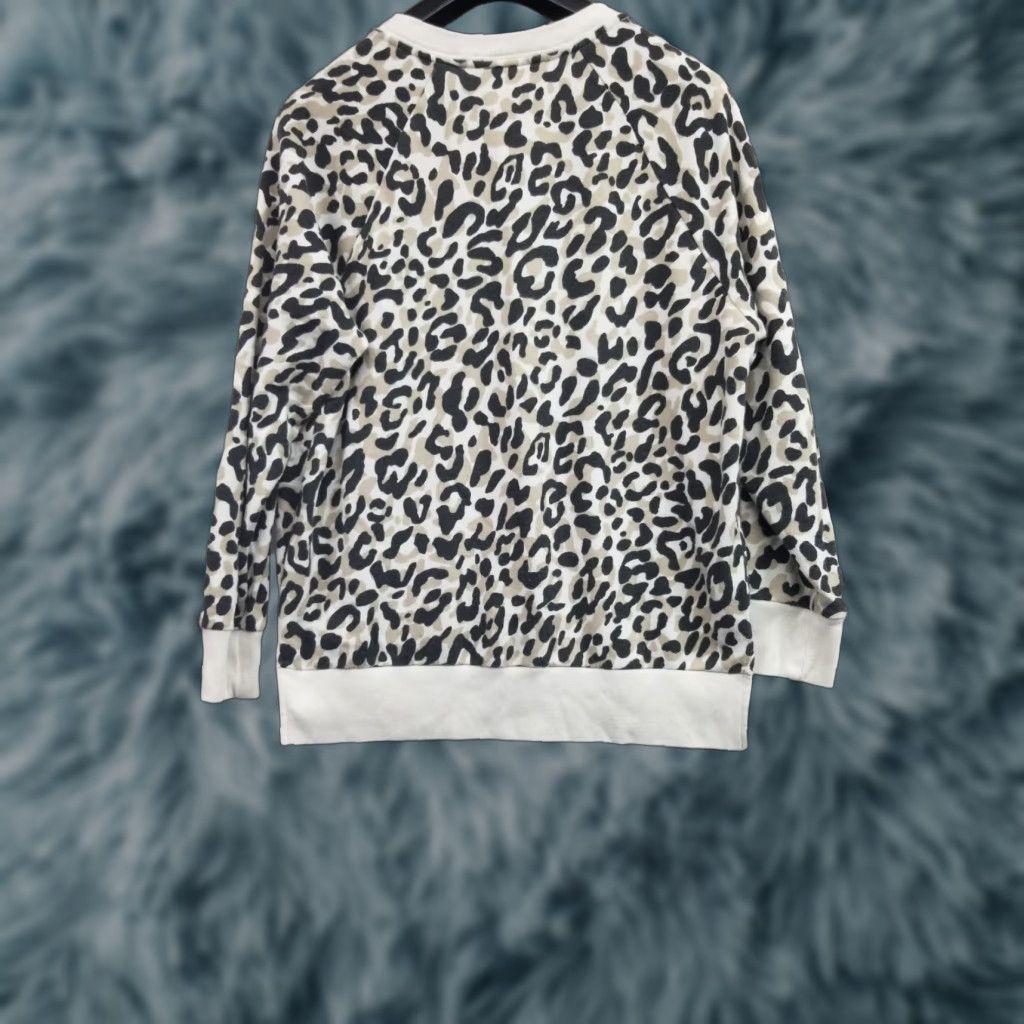 Victoria's Secret Victoria's Secret PINK Cheetah Print Sweater Womens Small Pullover Crewneck Sweatshirt Gray Cotton Blend Activewear Size S / US 4 / IT 40 - 1 Thumbnail