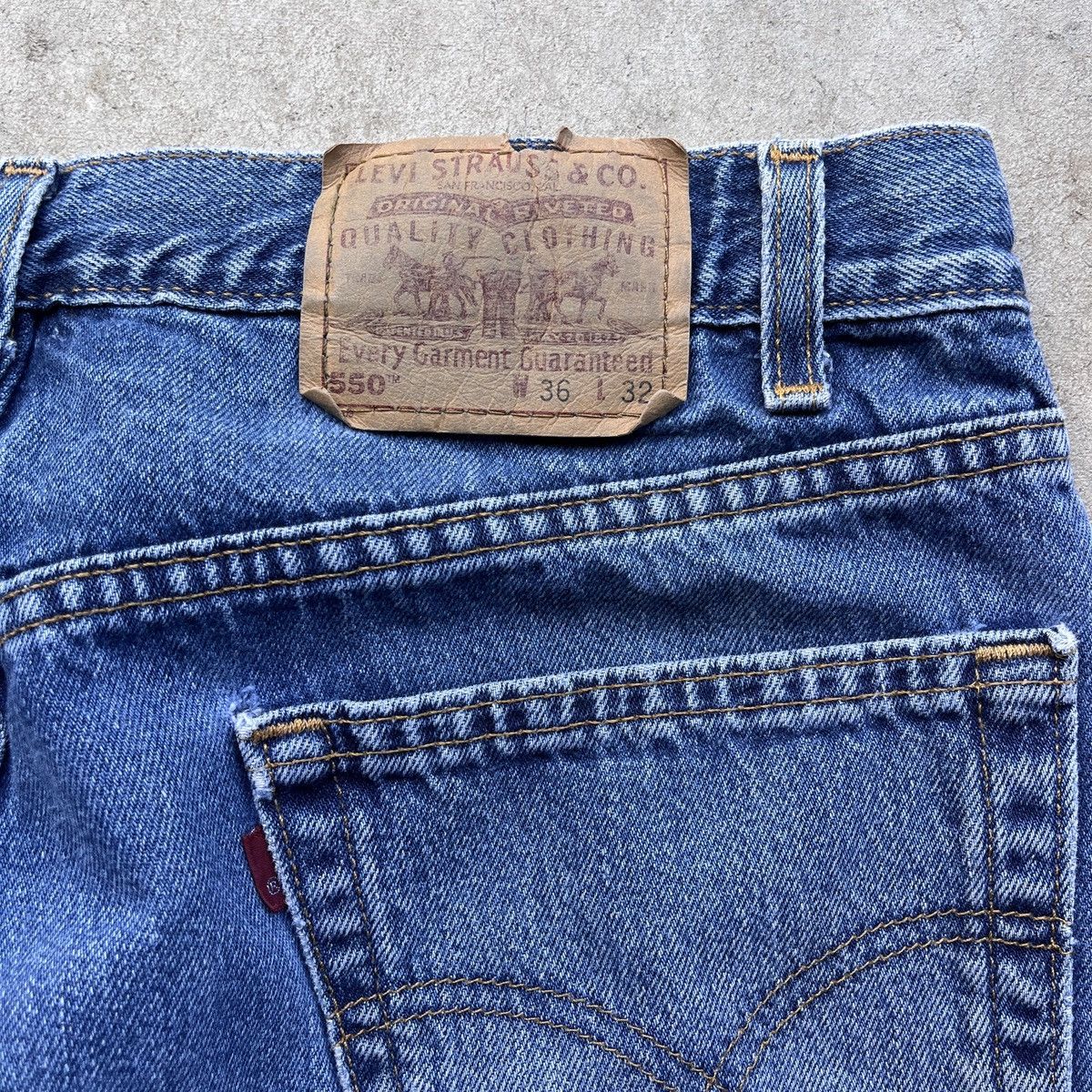 Levi's 2002 Levi’s 550 Relaxed-Fit Light-Washed Distressed Jeans Size US 36 / EU 52 - 4 Thumbnail