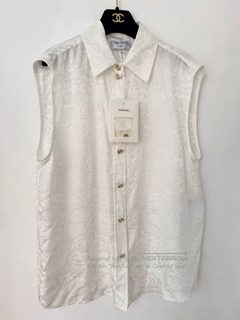 Chanel Chanel Lapel gold button dark flower silk sleeveless shirt Size XS / US 0-2 / IT 36-38 - 1 Thumbnail