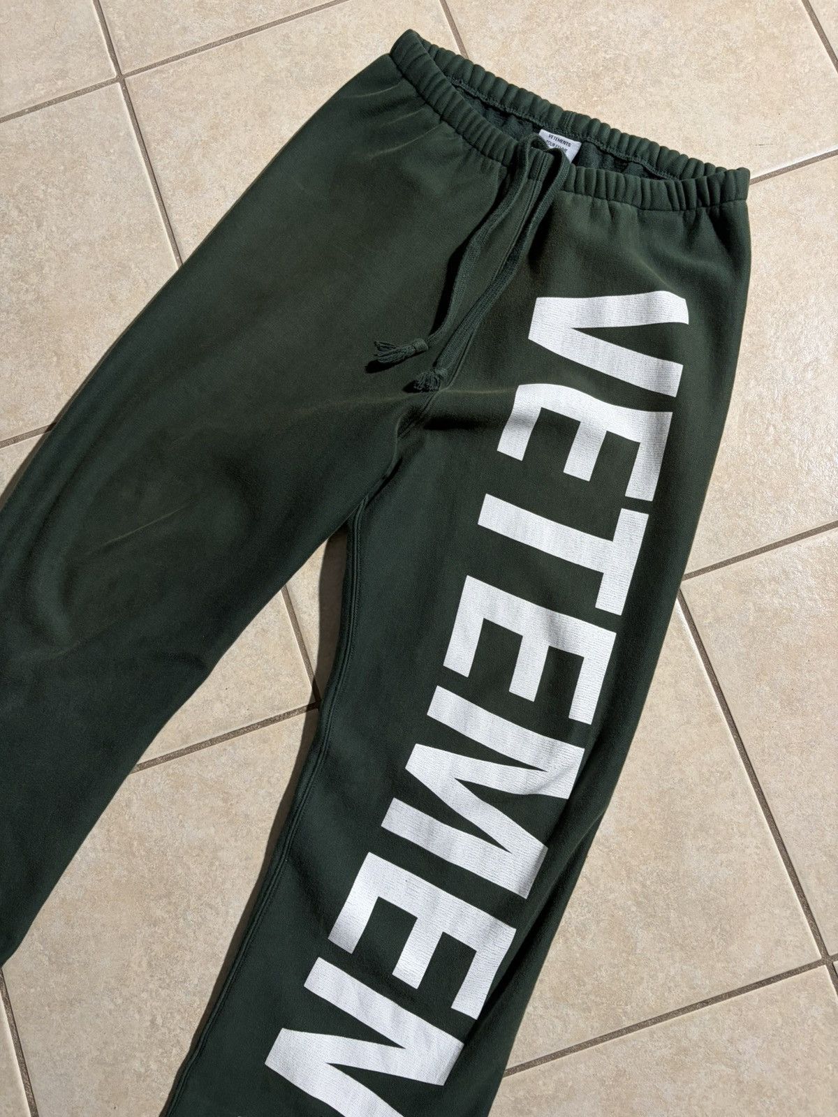 Vetements Vetements aw19 Green Logo Sweatpants Size US 29 - 3 Thumbnail