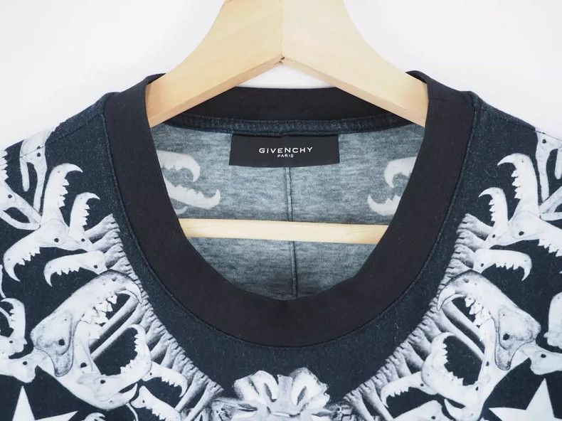 Givenchy Givenchy Black oil painting Virgin Angel short-sleeved shir Size US L / EU 52-54 / 3 - 3 Thumbnail