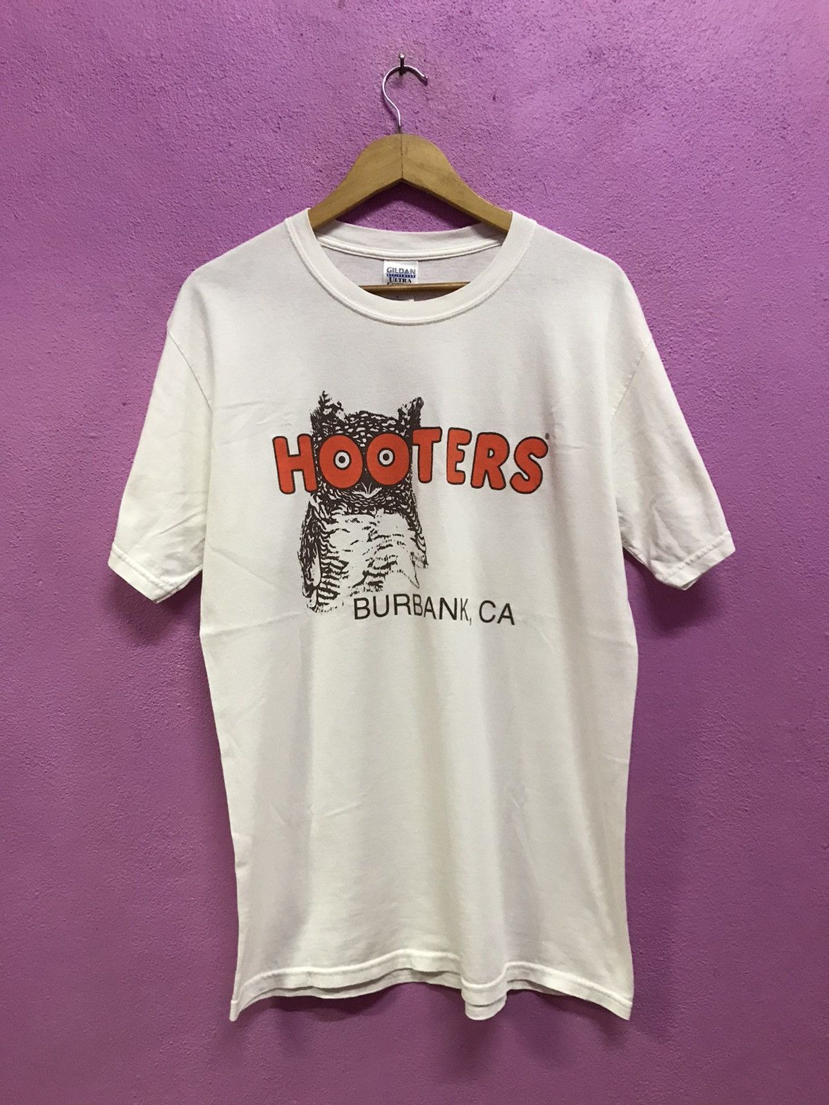 Gildan Hooters Burbank T-Shirts Size M Size US M / EU 48-50 / 2 - 1 Thumbnail
