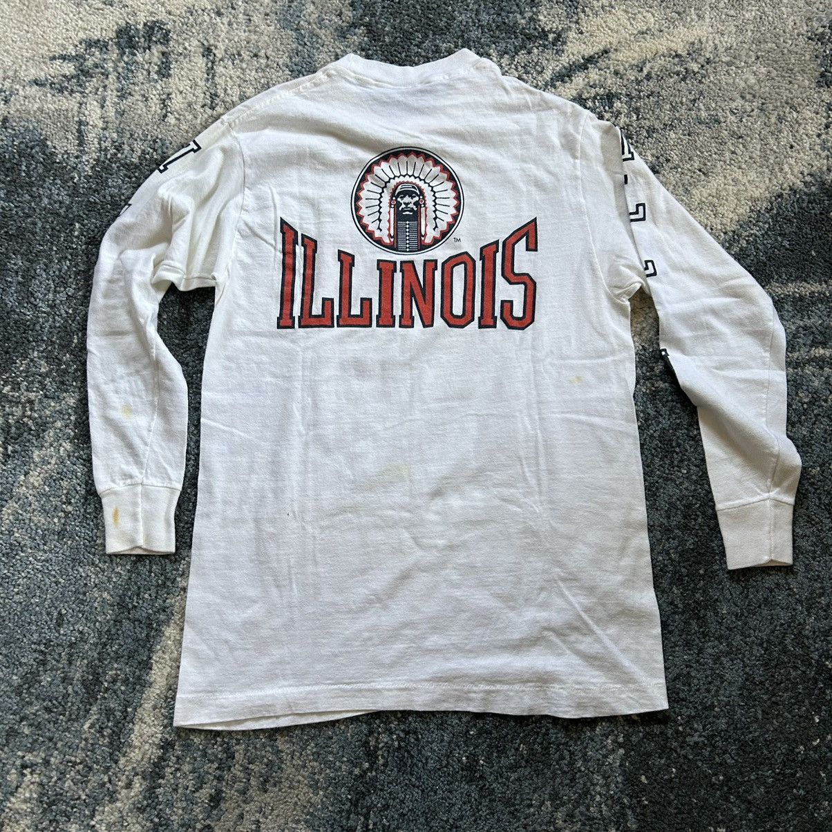 Jansport × NCAA × Vintage HiGH NECK HEAVYWEiGHT FiGHTiNG iLLiNi L/S TEE OFF WHiTE Size US S / EU 44-46 / 1 - 9 Thumbnail