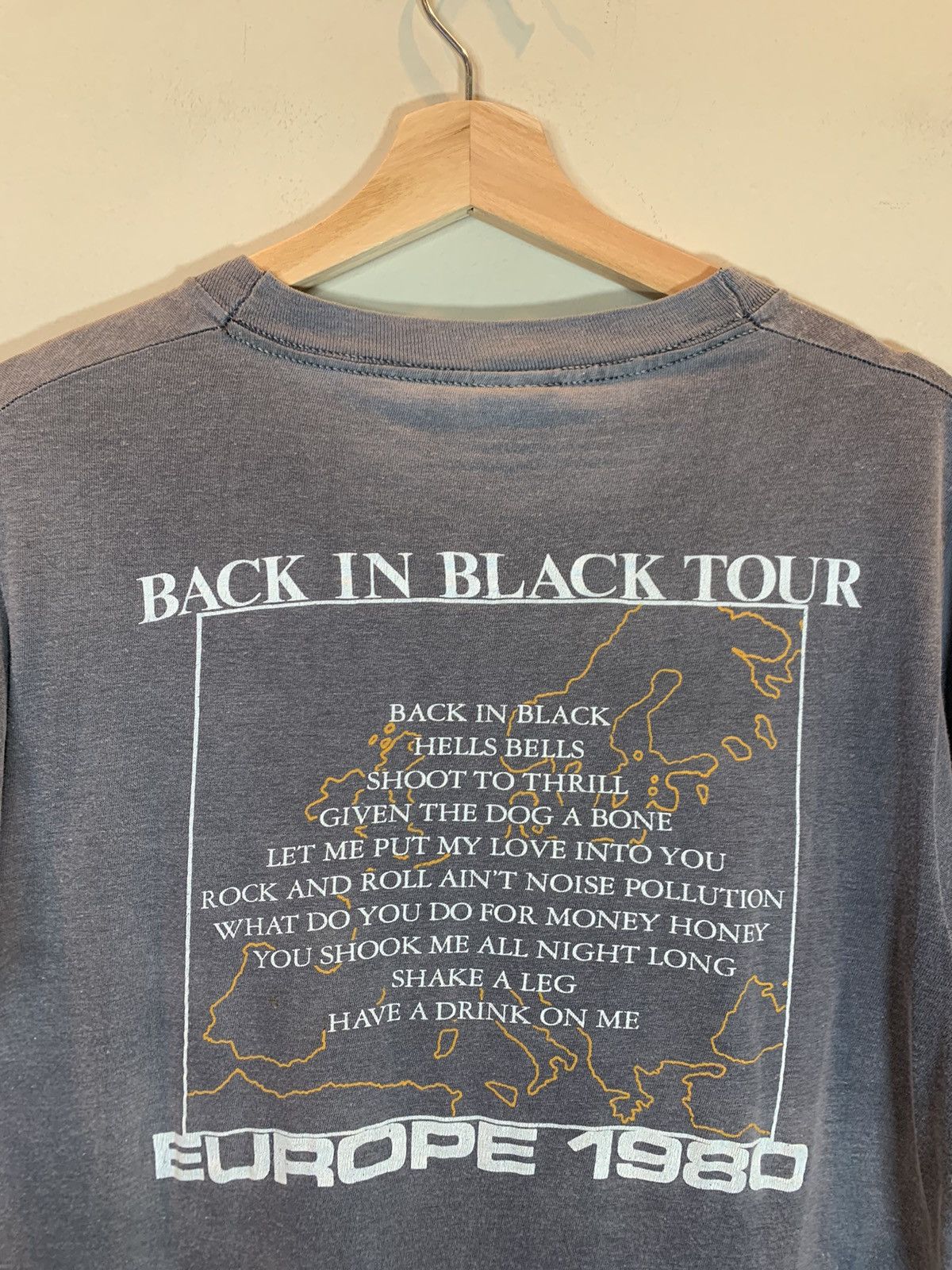 AC/DC × Vintage *RARE* Vintage 1980 AC/DC Back In Black Europe Tour T-Shirt Size US L / EU 52-54 / 3 - 7 Thumbnail
