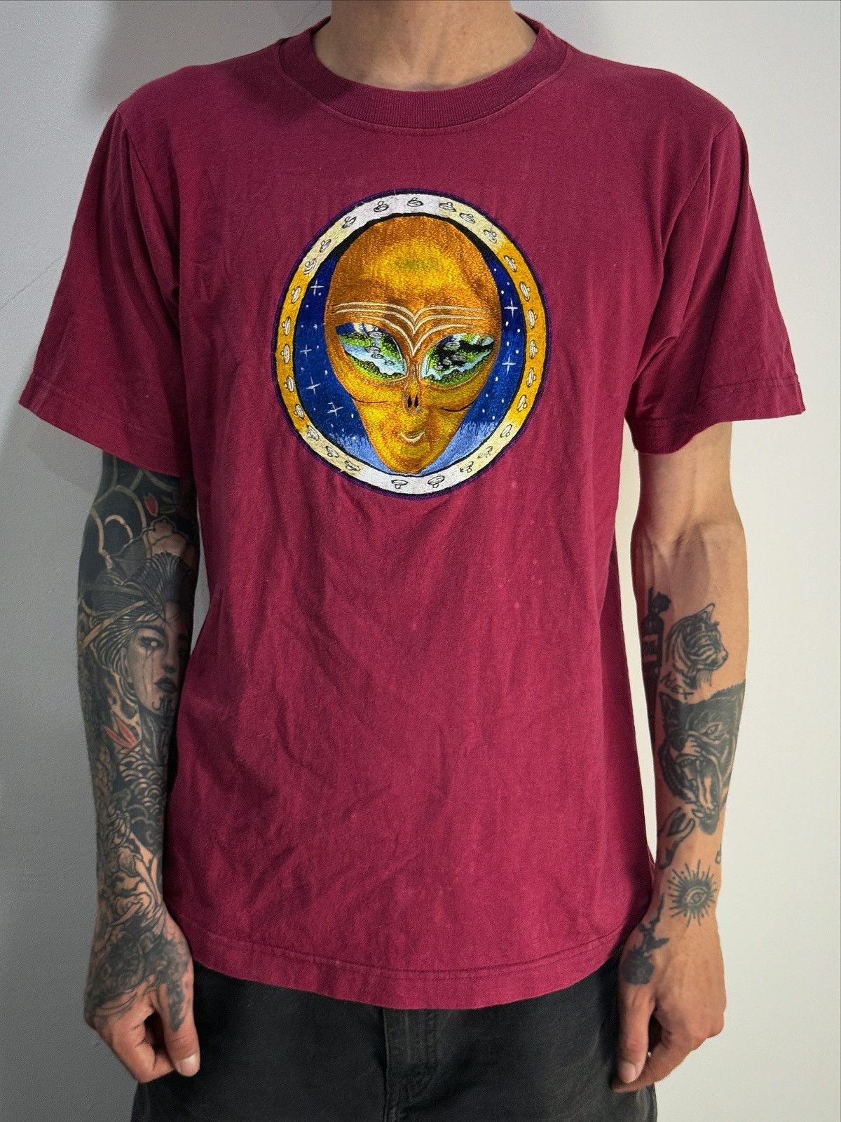 Vintage Vintage 90s Alien Embroidered Tshirt Size US M / EU 48-50 / 2 - 1 Thumbnail